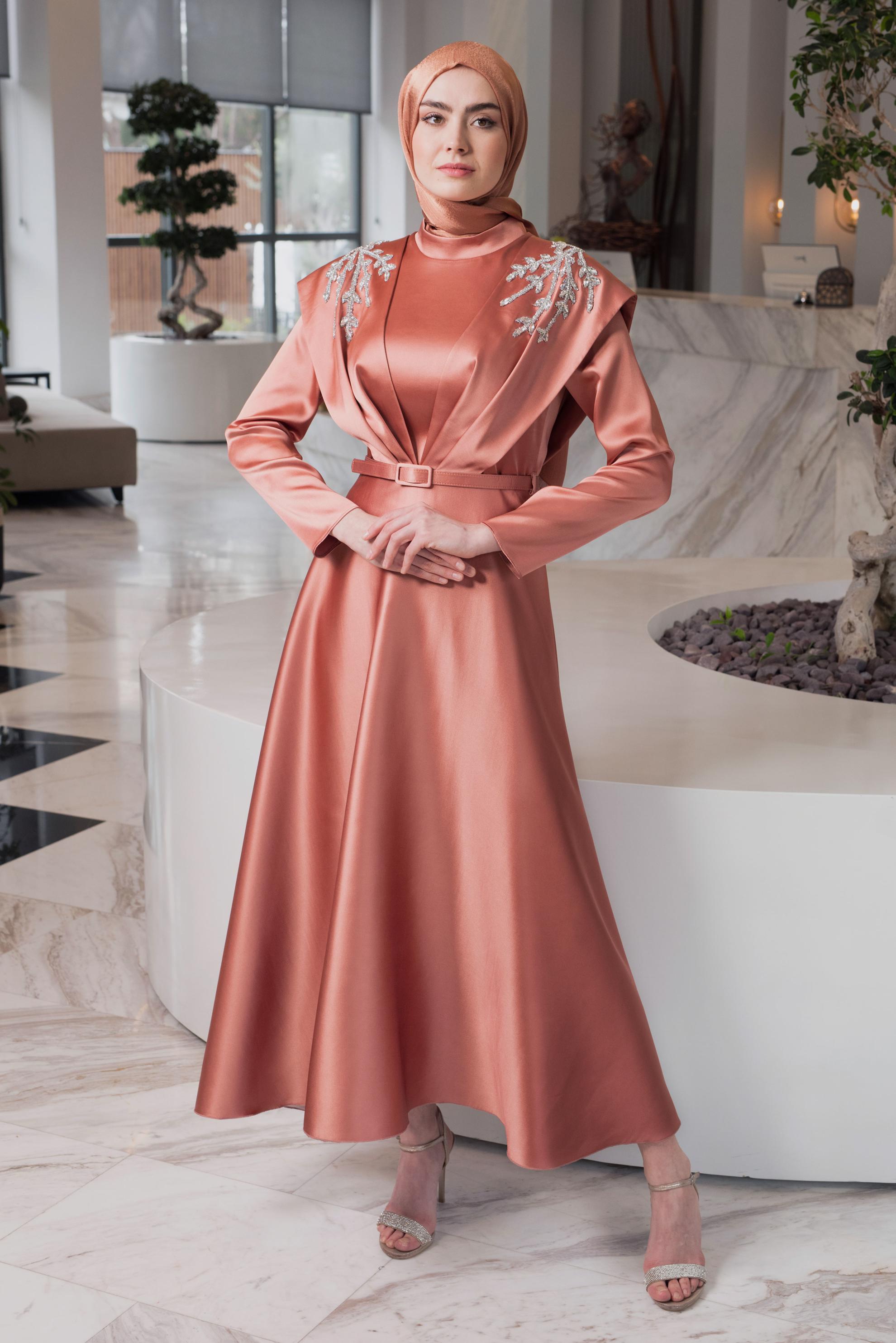 Tesettür giyim PEMBE KEMERLİ TAŞ DETAYLI SATEN ABİYE ELBİSE 50303
