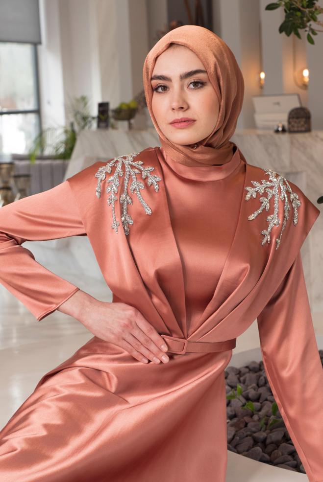 Hijab-Kleidung ROSA KEMERLİ TAŞ DETAYLI SATEN ABİYE ELBİSE 50303 - ALVİNA