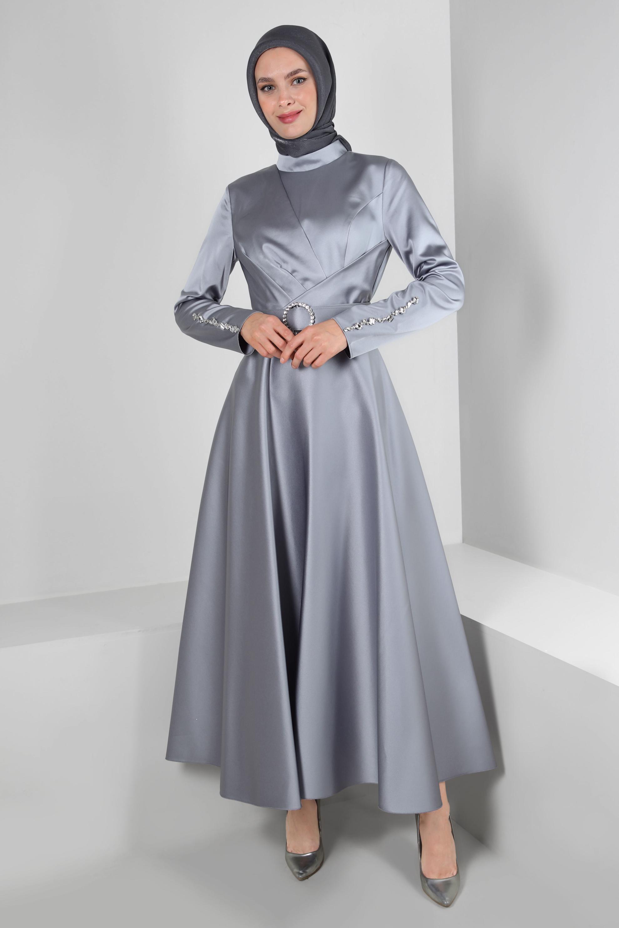 Tesettür giyim GRİ TAŞ İŞLEMELİ KEMERLİ SATEN ABİYE ELBİSE 50304