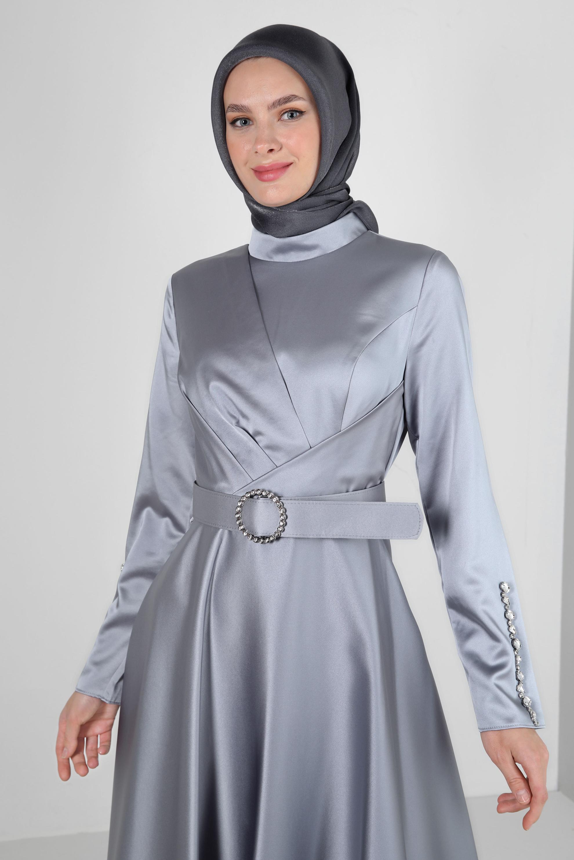 Tesettür giyim GRİ TAŞ İŞLEMELİ KEMERLİ SATEN ABİYE ELBİSE 50304