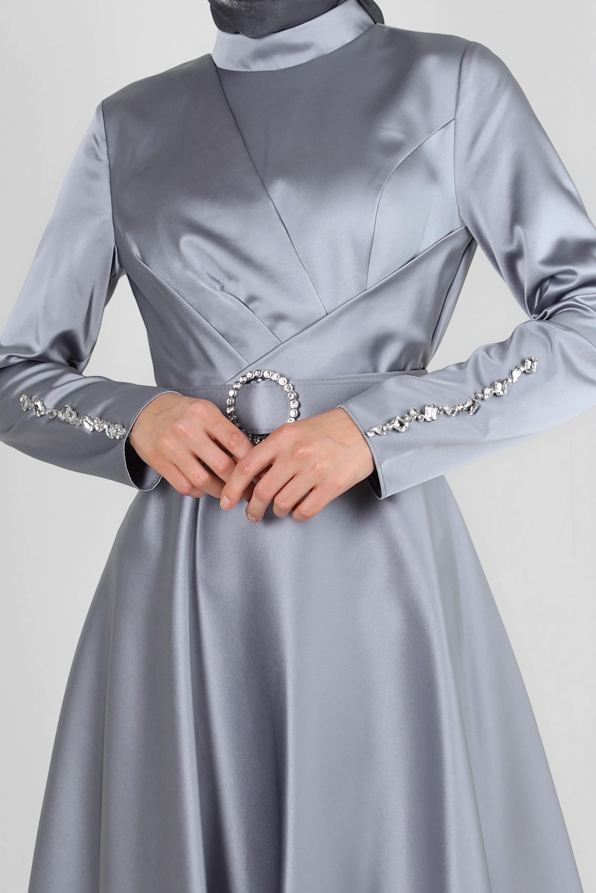 Tesettür giyim GRİ TAŞ İŞLEMELİ KEMERLİ SATEN ABİYE ELBİSE 50304