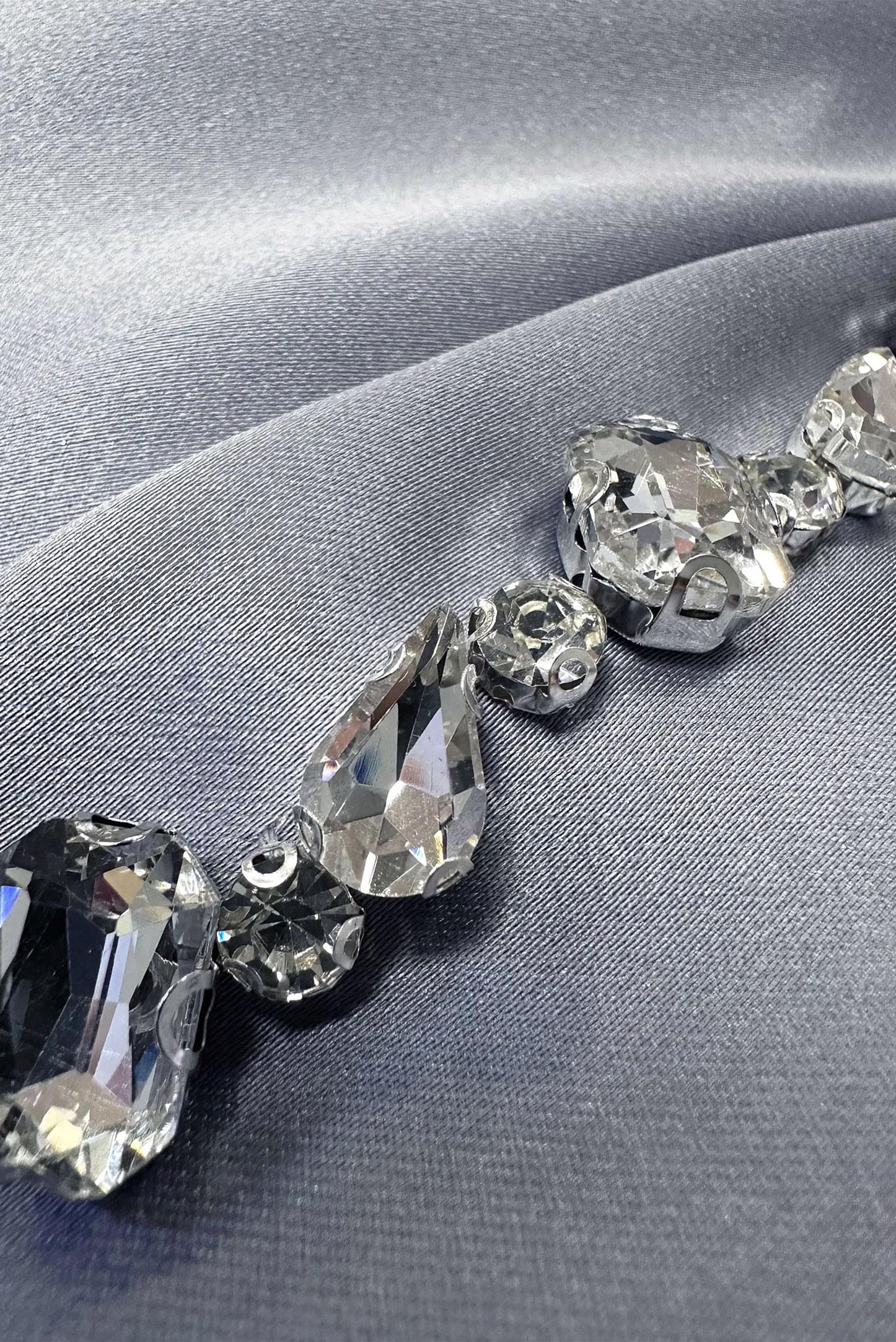 Tesettür giyim GRİ TAŞ İŞLEMELİ KEMERLİ SATEN ABİYE ELBİSE 50304