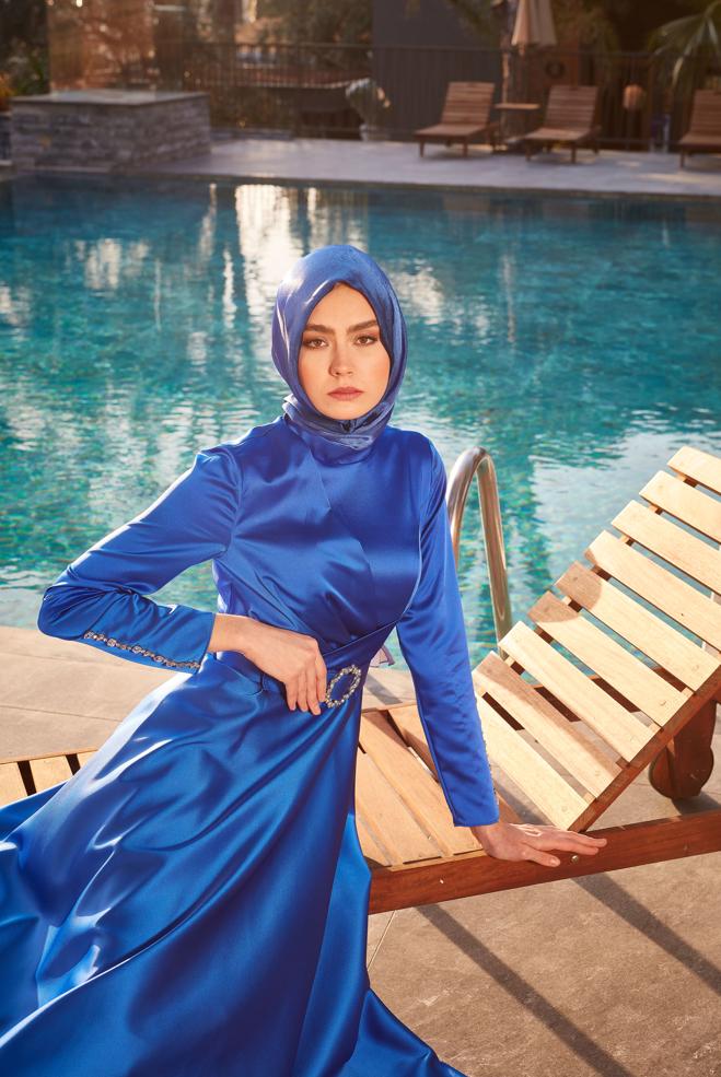 Vêtements hijab BLEU MARINE ROBE DE SOIRÉE EN SATIN AVEC CEINTURE ET BRODERIE DE GEMMES 50304 - ALVİNA