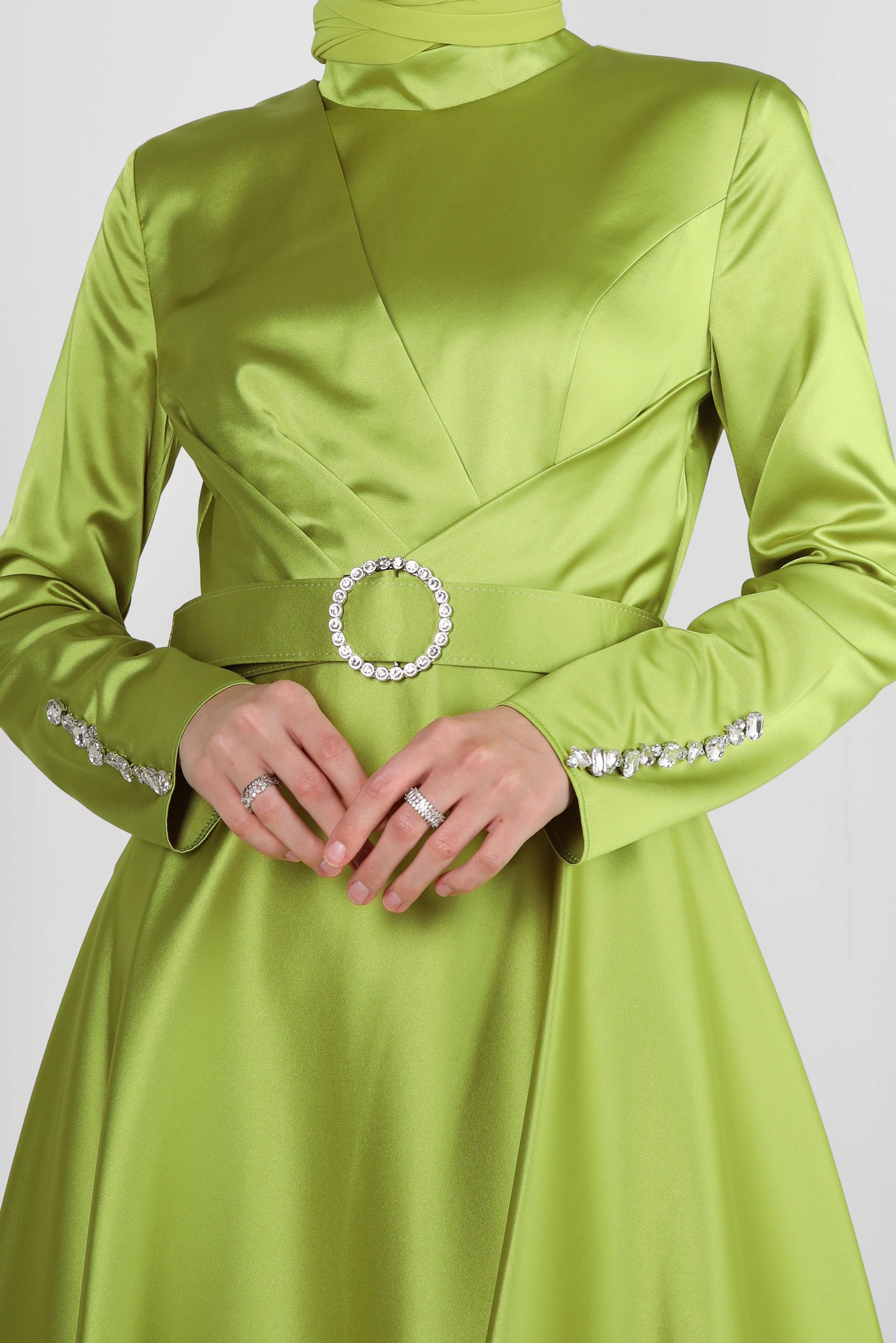 Vêtements hijab VERT ROBE DE SOIRÉE EN SATIN AVEC CEINTURE ET BRODERIE DE GEMMES 50304