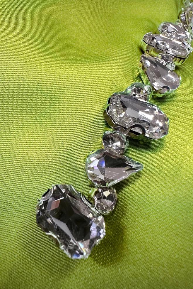 Vêtements hijab VERT ROBE DE SOIRÉE EN SATIN AVEC CEINTURE ET BRODERIE DE GEMMES 50304 - ALVİNA