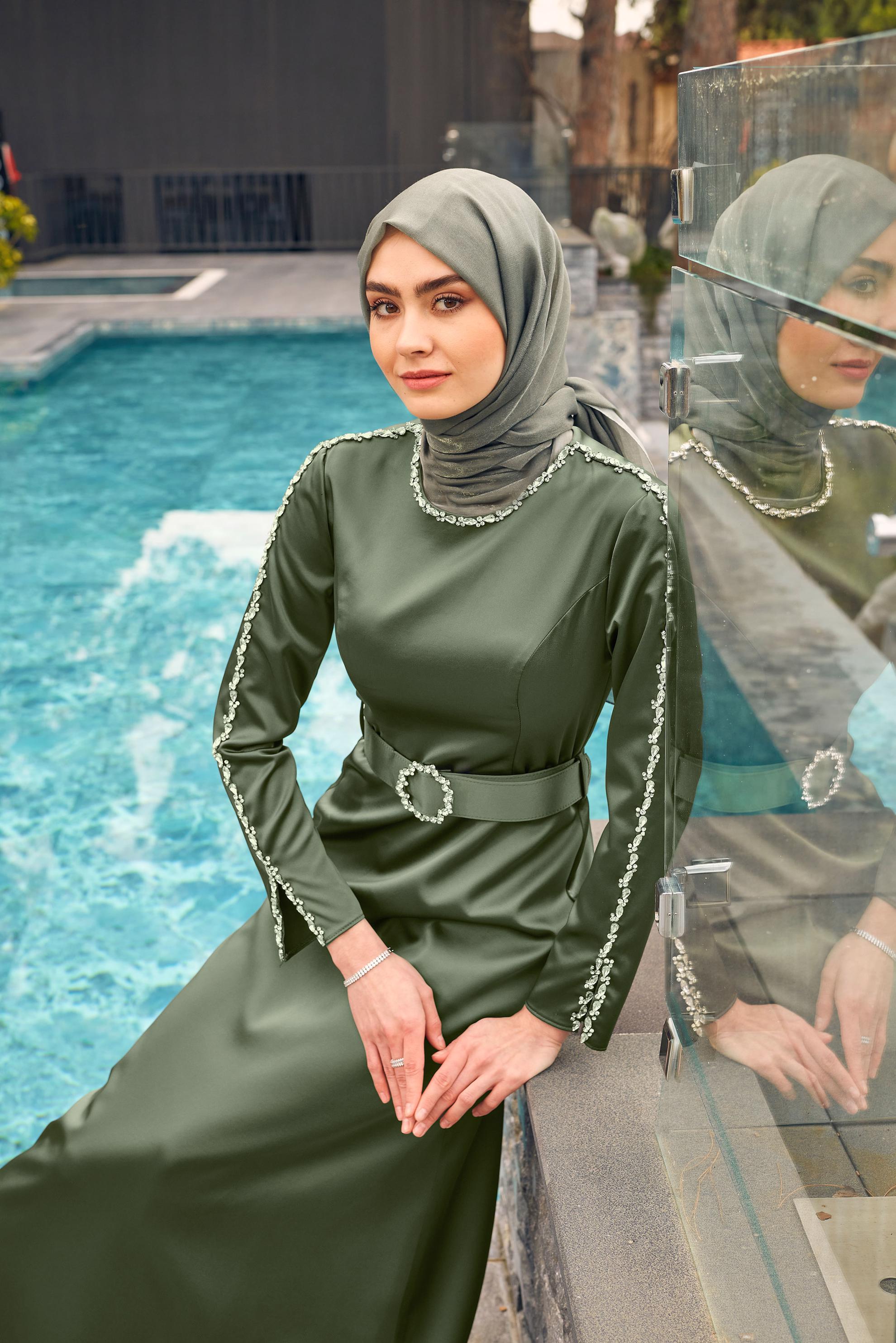 Vêtements hijab KAKI ROBE DE SOIRÉE EN SATIN AVEC CEINTURE ET BRODERIE DE GEMME 50307