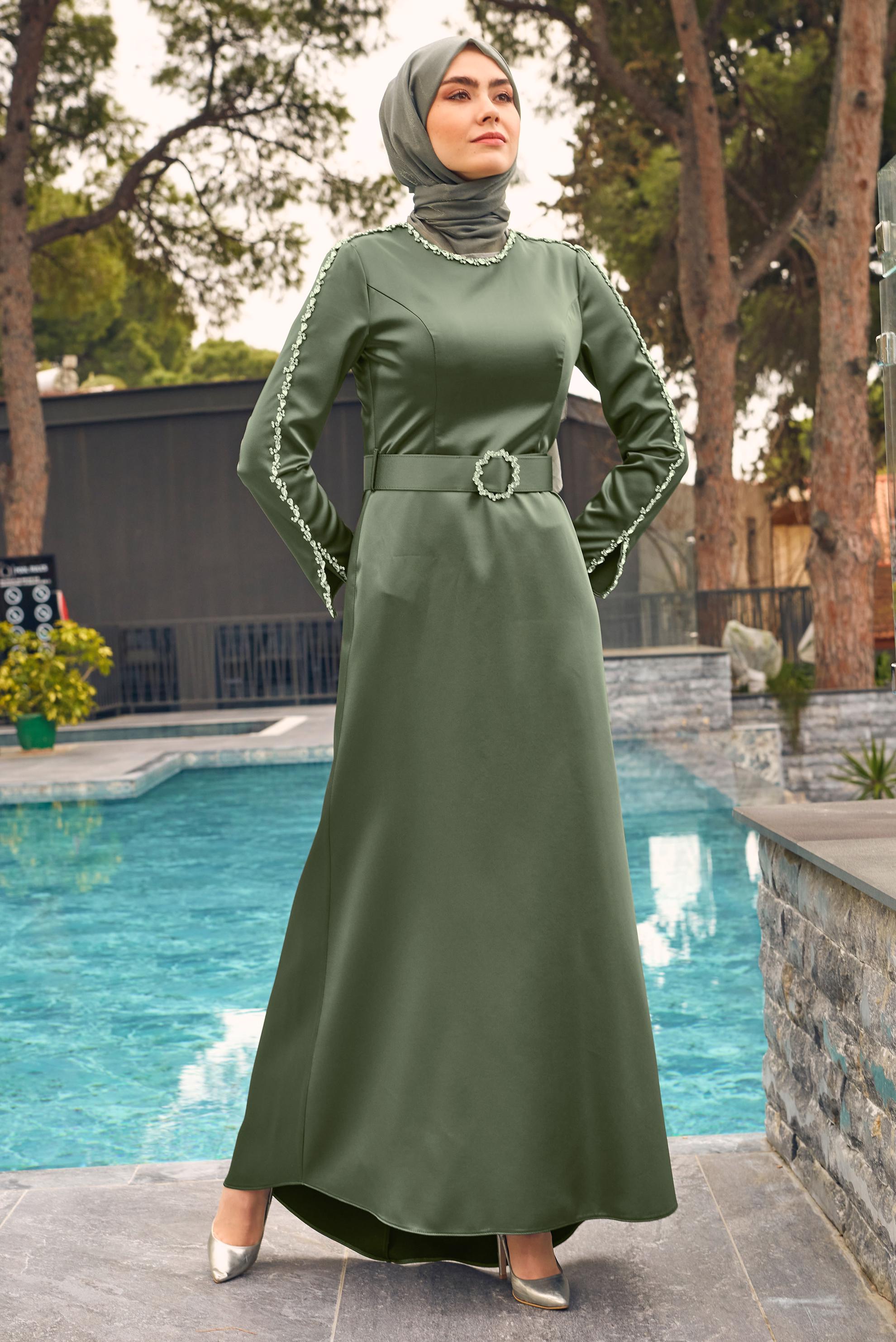 Vêtements hijab KAKI ROBE DE SOIRÉE EN SATIN AVEC CEINTURE ET BRODERIE DE GEMME 50307