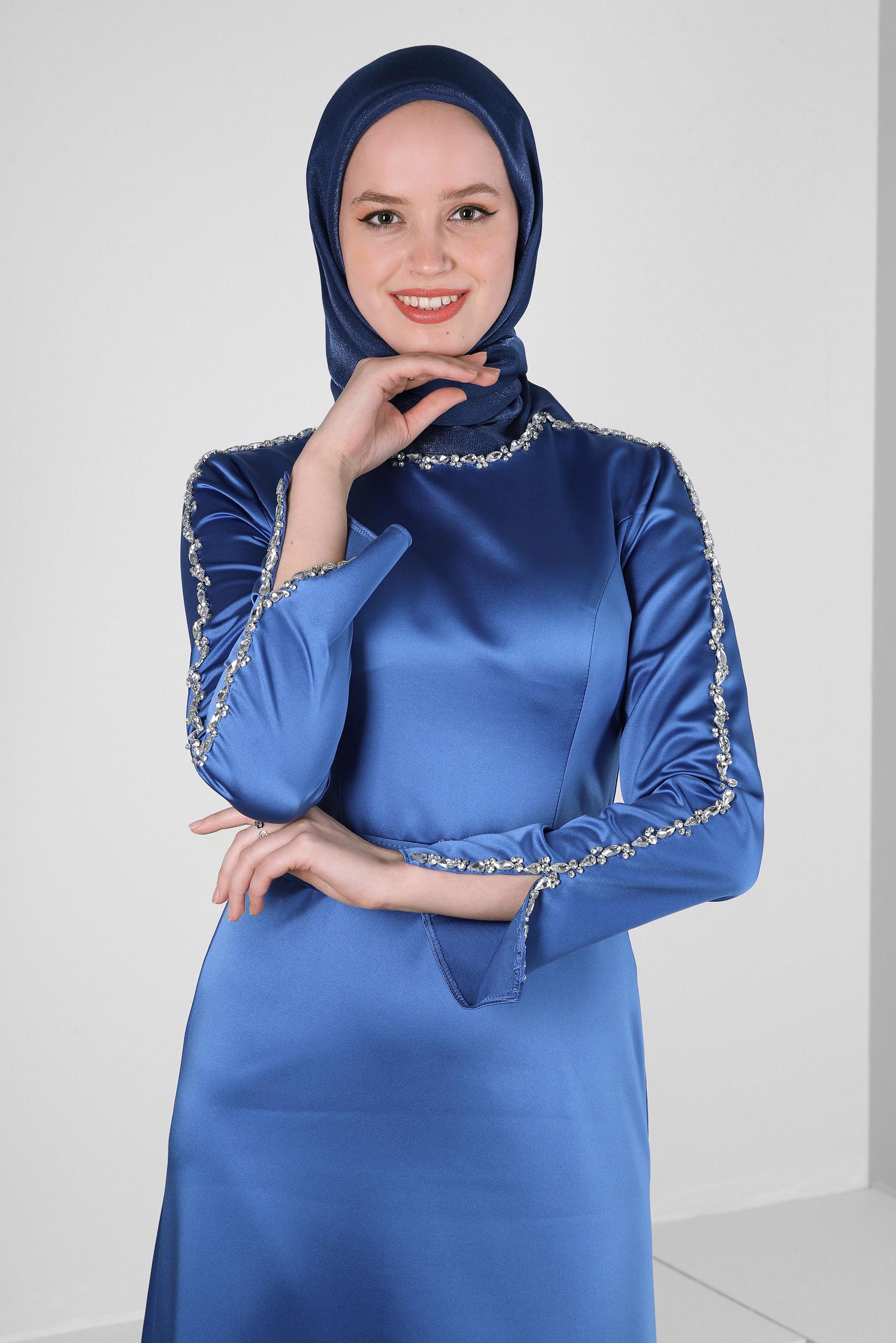 Tesettür giyim LACİVERT TAŞ DETAYLI KEMERLİ SATEN ABİYE ELBİSE 50307