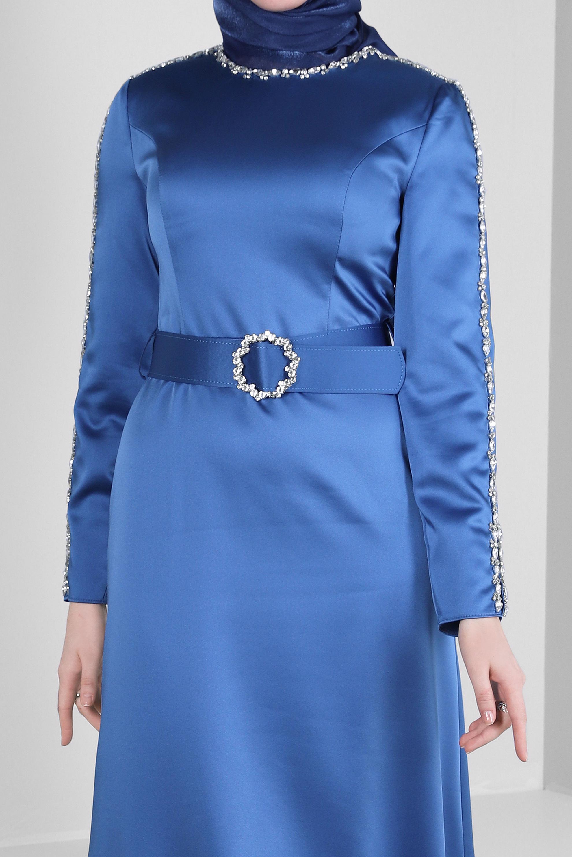 Tesettür giyim LACİVERT TAŞ DETAYLI KEMERLİ SATEN ABİYE ELBİSE 50307