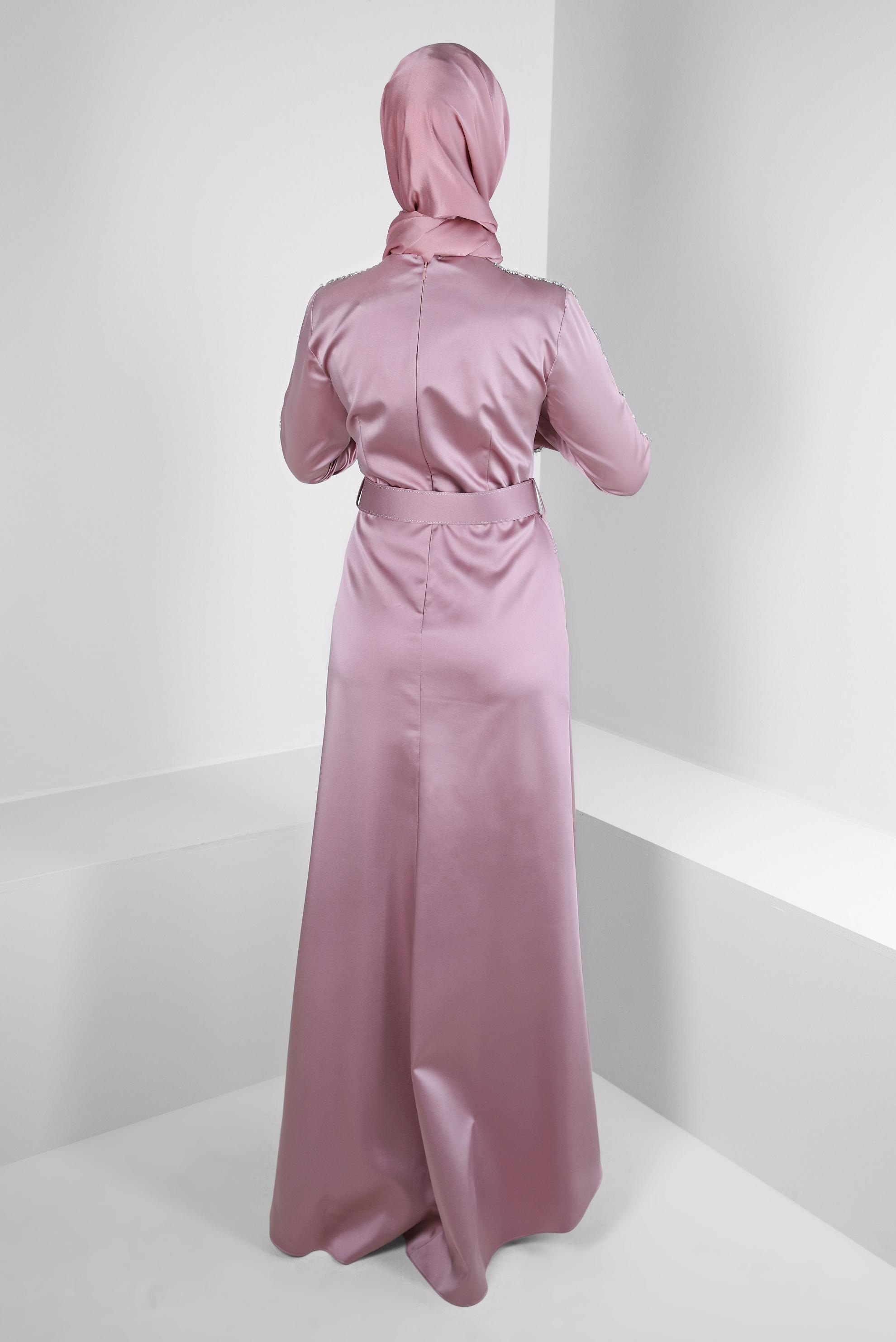 Tesettür giyim PUDRA TAŞ DETAYLI KEMERLİ SATEN ABİYE ELBİSE 50307