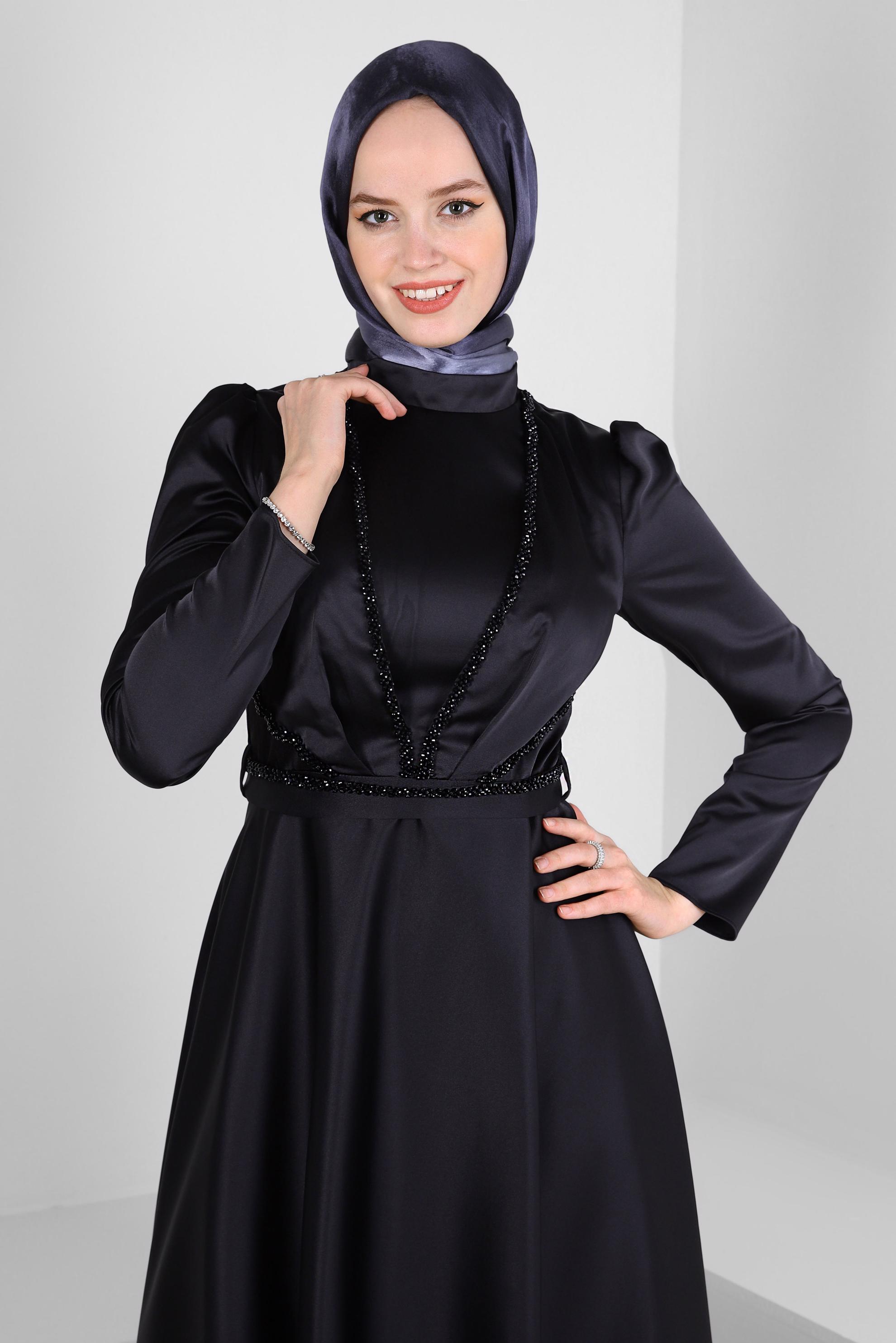Tesettür giyim SİYAH TAŞ İŞLEMELİ KEMERLİ SATEN ABİYE ELBİSE 50310