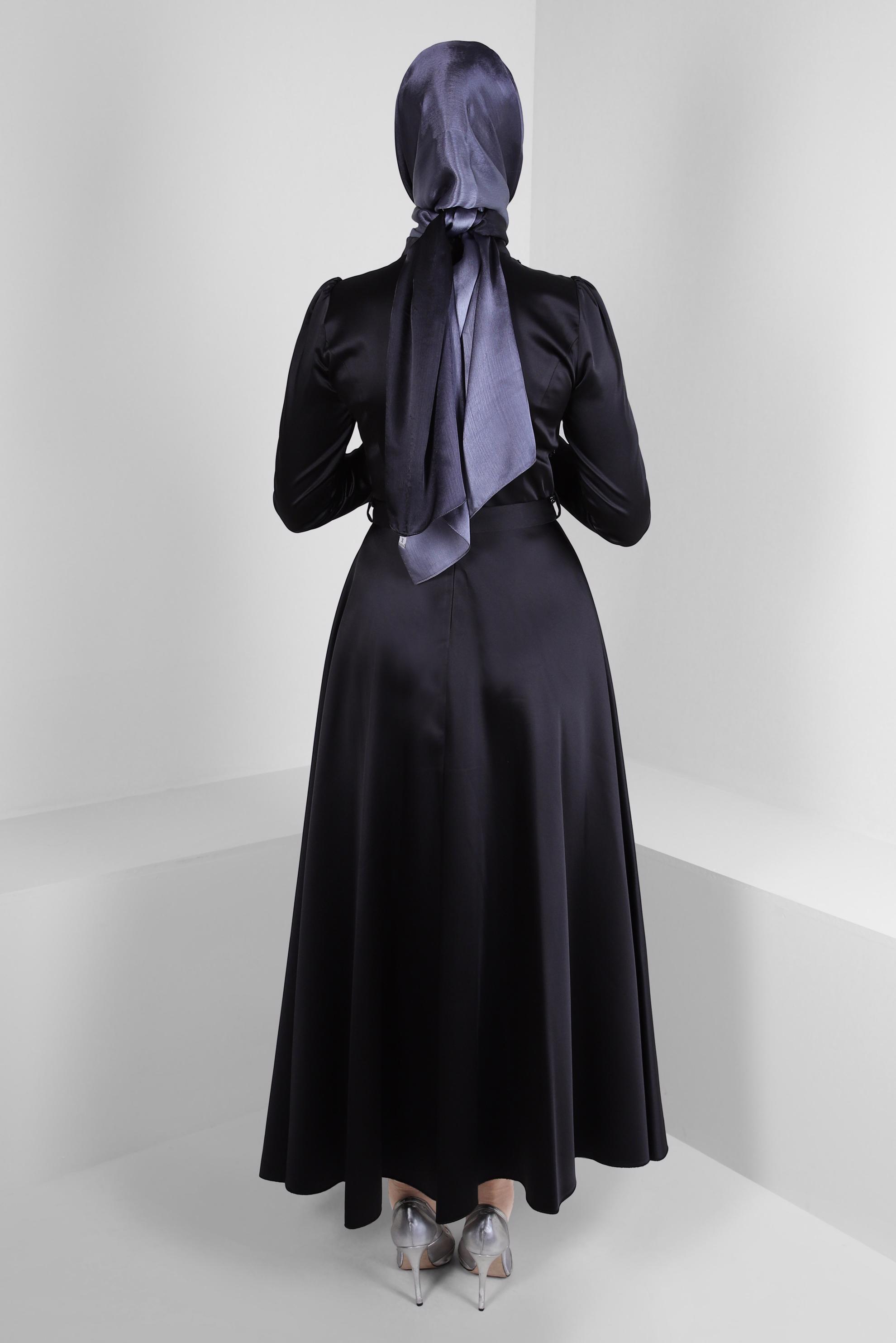 Tesettür giyim SİYAH TAŞ İŞLEMELİ KEMERLİ SATEN ABİYE ELBİSE 50310