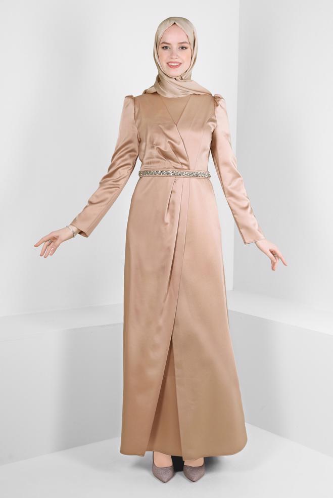 Tesettür giyim BEJ KEMERLİ DRAPE DETAYLI SATEN ABİYE ELBİSE 50312 - ALVİNA