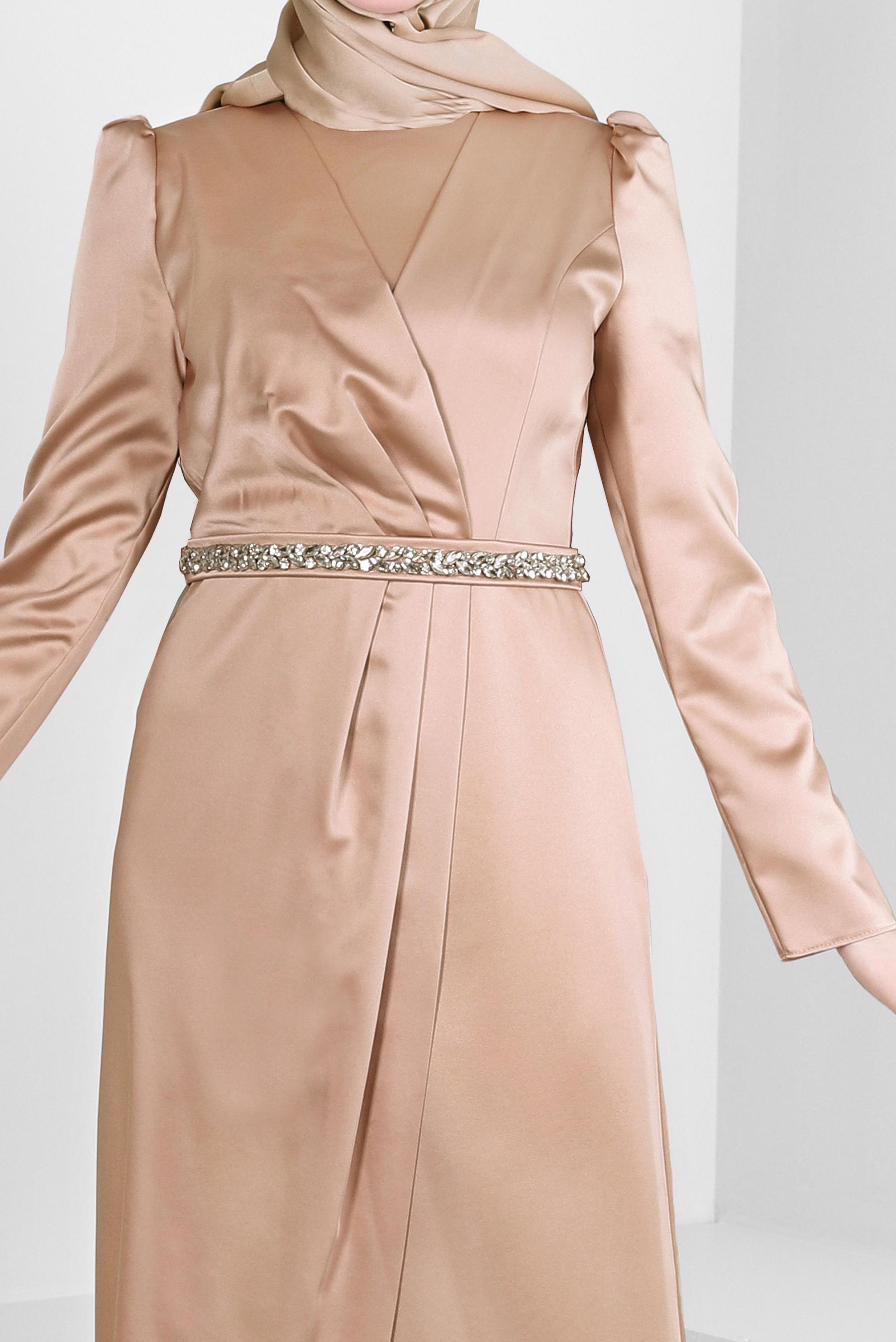 Tesettür giyim BEJ KEMERLİ DRAPE DETAYLI SATEN ABİYE ELBİSE 50312