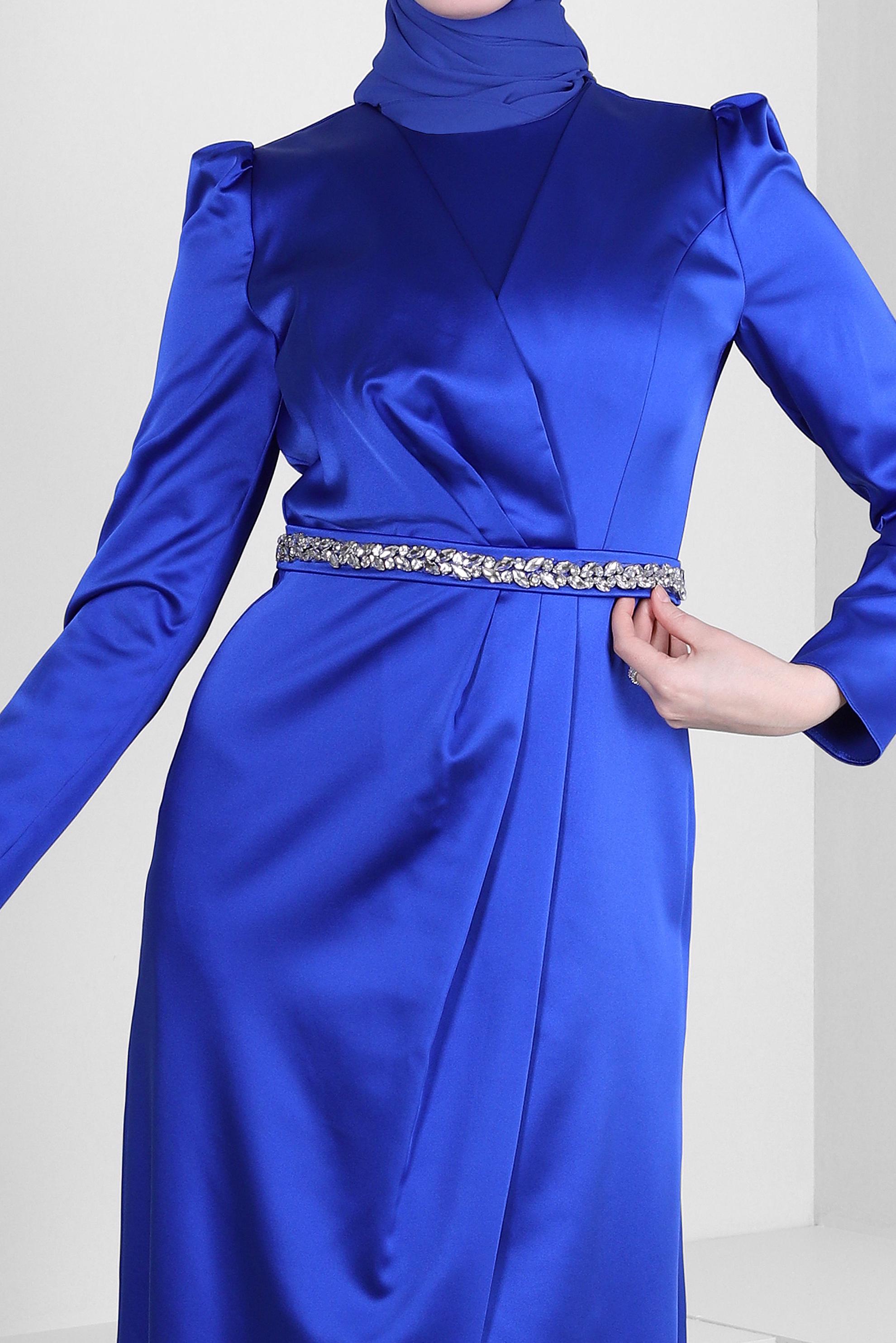 Tesettür giyim LACİVERT KEMERLİ DRAPE DETAYLI SATEN ABİYE ELBİSE 50312