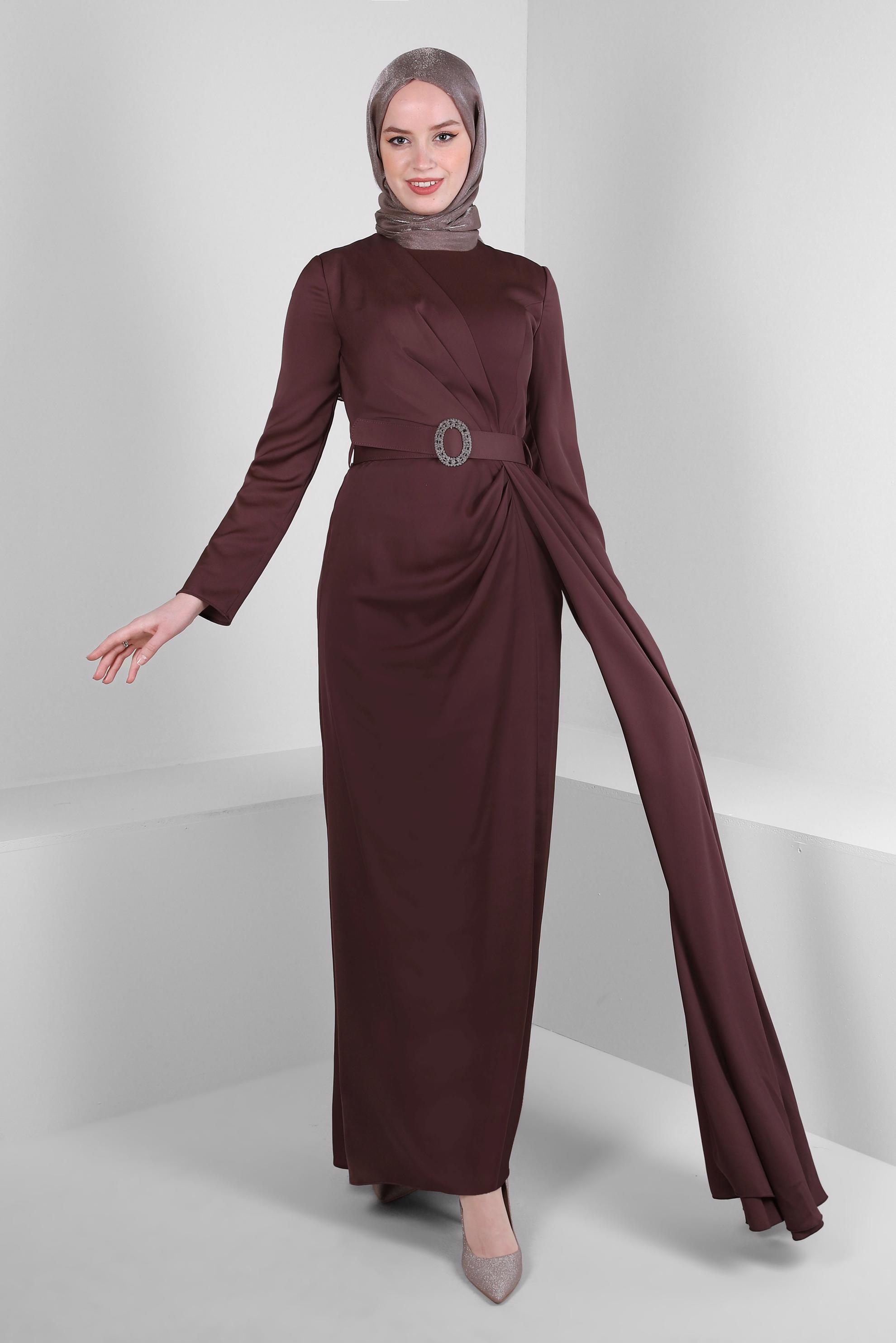 Tesettür giyim KAHVE DRAPE DETAYLI KEMERLİ SATEN ABİYE ELBİSE 50320