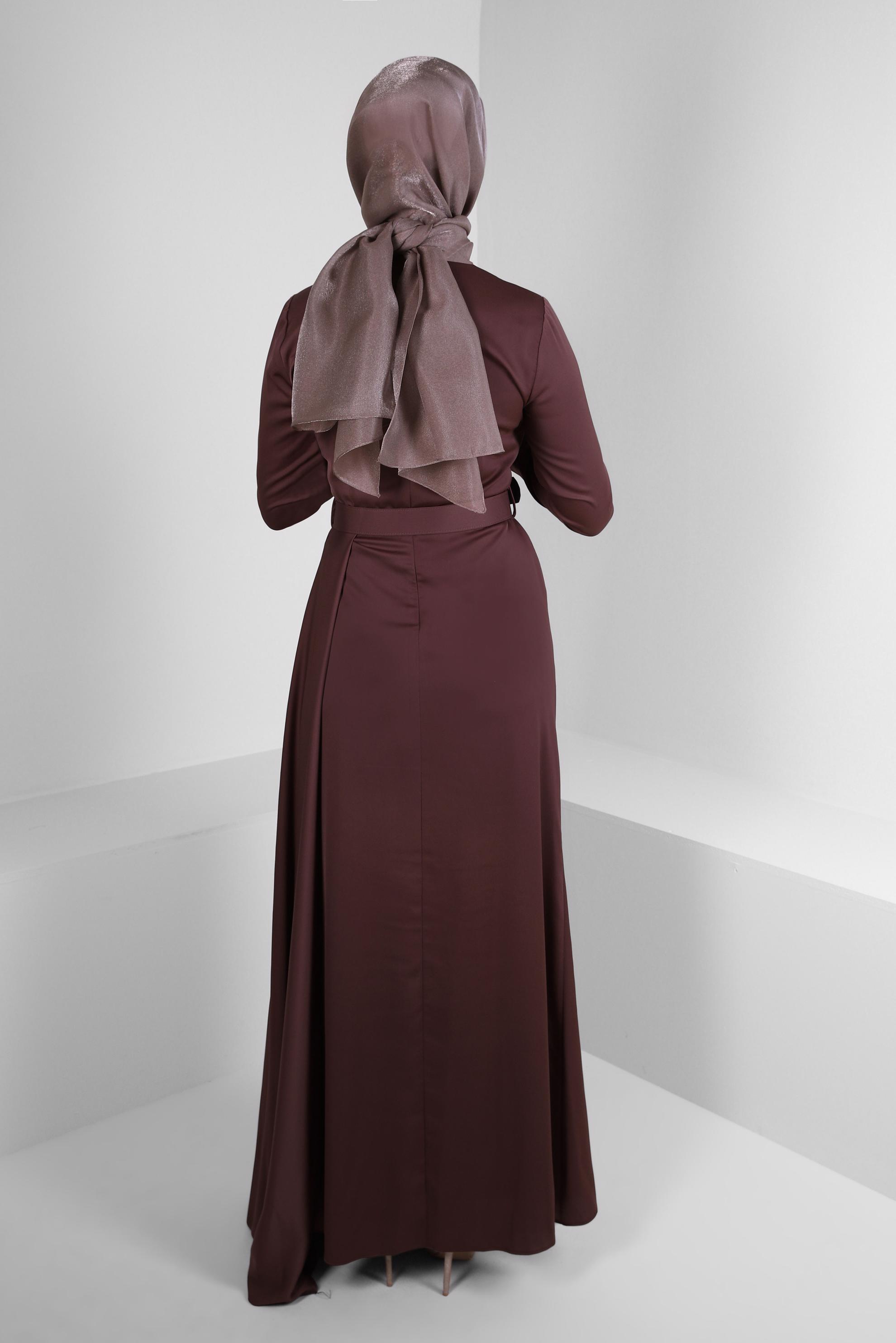 Tesettür giyim KAHVE DRAPE DETAYLI KEMERLİ SATEN ABİYE ELBİSE 50320