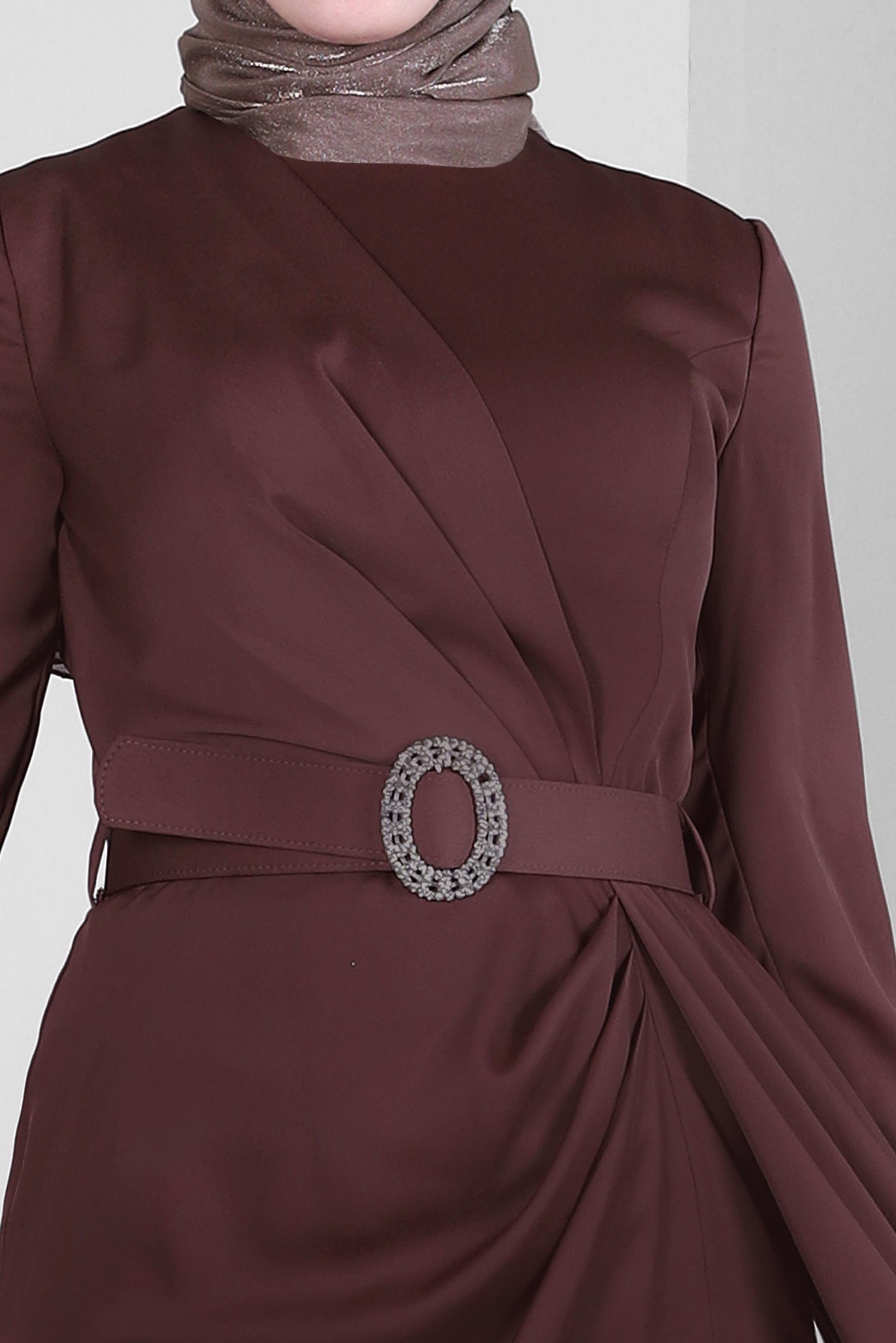 Tesettür giyim KAHVE DRAPE DETAYLI KEMERLİ SATEN ABİYE ELBİSE 50320