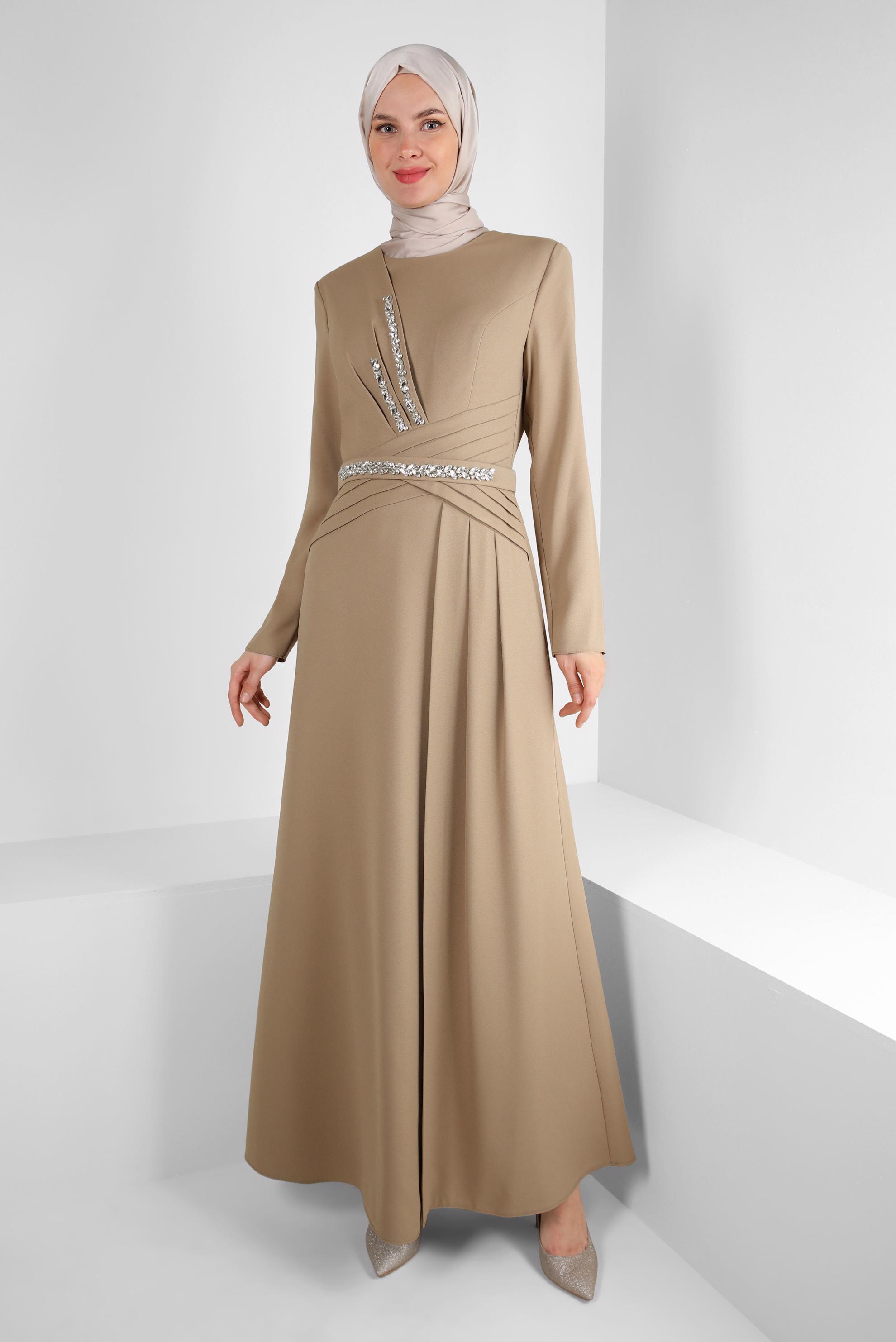Vêtements hijab BEIGE ROBE DE SOIRÉE DÉTAIL PLIS AVEC GEM BRODÉ 50324