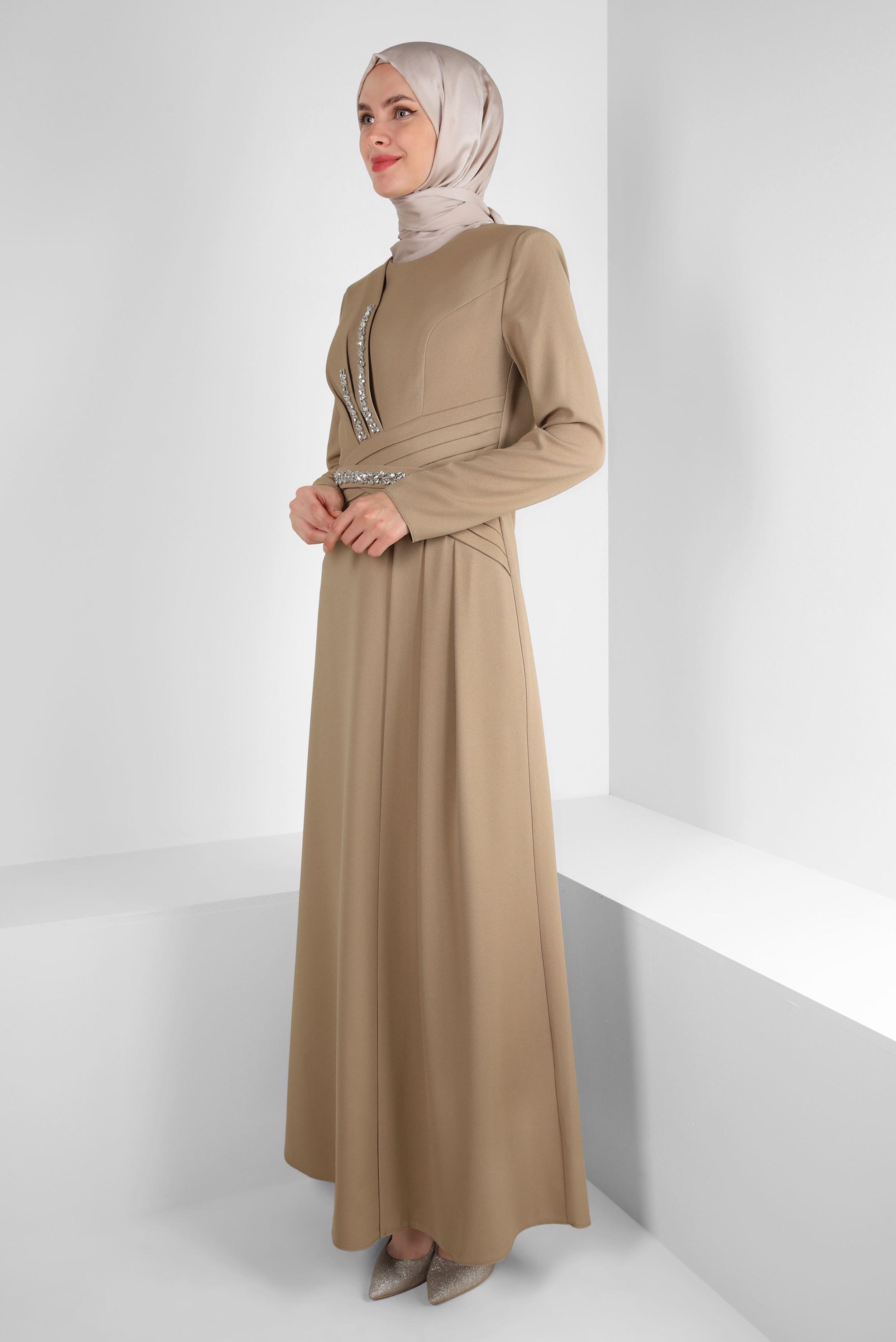 Vêtements hijab BEIGE ROBE DE SOIRÉE DÉTAIL PLIS AVEC GEM BRODÉ 50324
