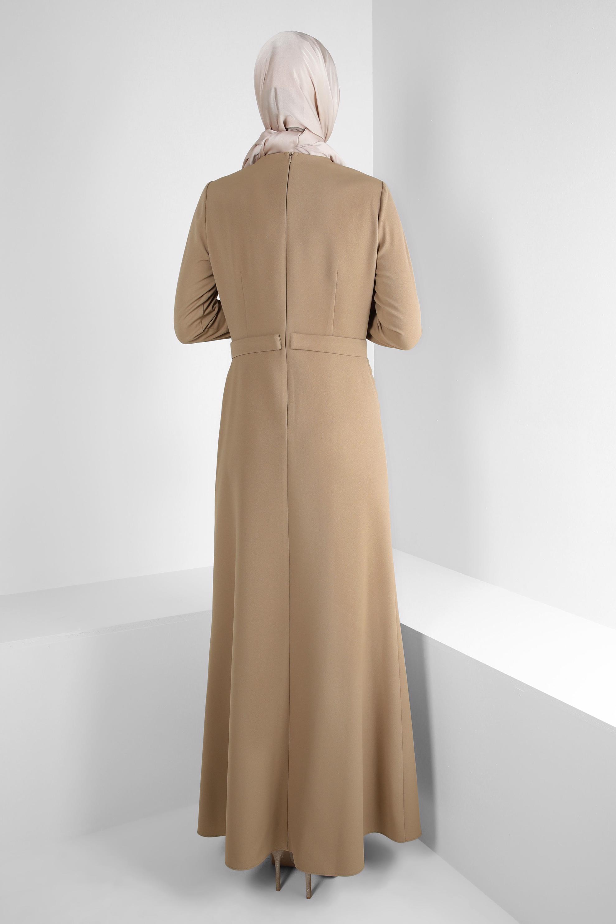 Vêtements hijab BEIGE ROBE DE SOIRÉE DÉTAIL PLIS AVEC GEM BRODÉ 50324