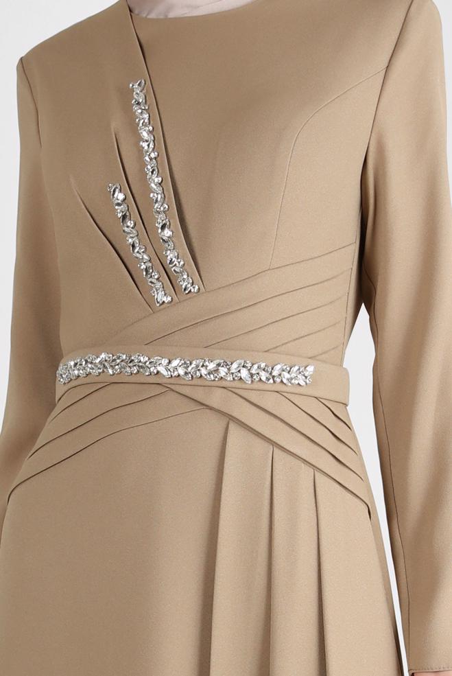 Vêtements hijab BEIGE ROBE DE SOIRÉE DÉTAIL PLIS AVEC GEM BRODÉ 50324 - ALVİNA