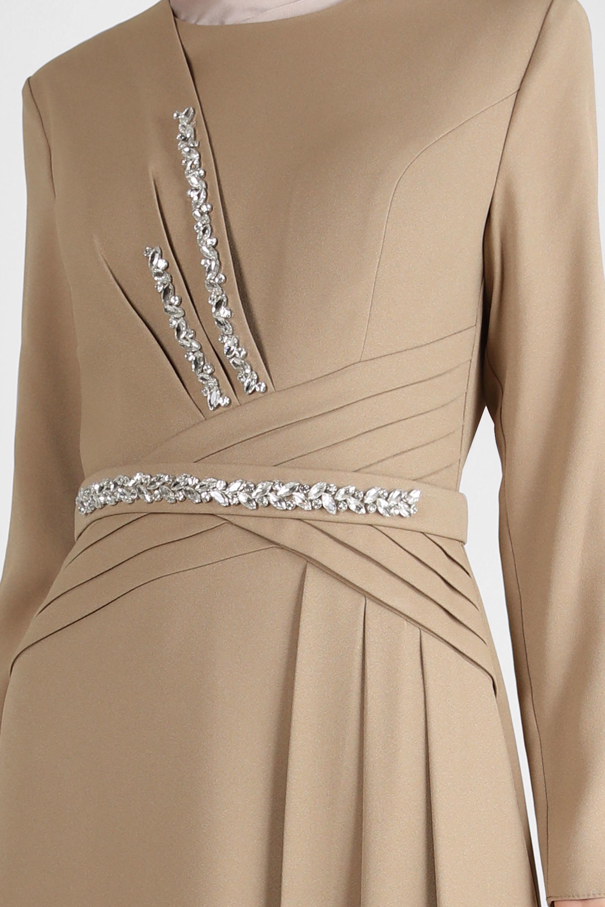 Vêtements hijab BEIGE ROBE DE SOIRÉE DÉTAIL PLIS AVEC GEM BRODÉ 50324