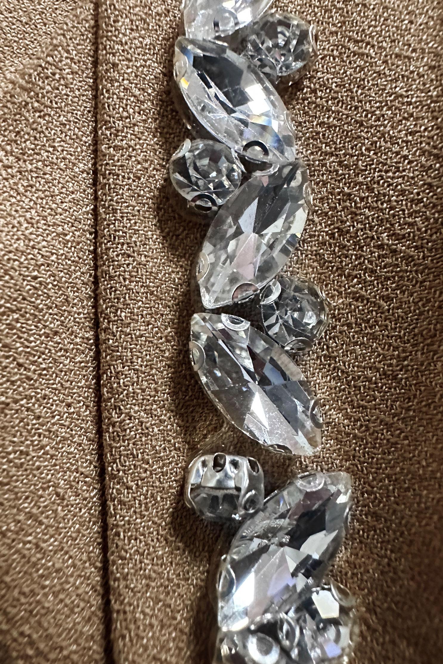 Vêtements hijab BEIGE ROBE DE SOIRÉE DÉTAIL PLIS AVEC GEM BRODÉ 50324