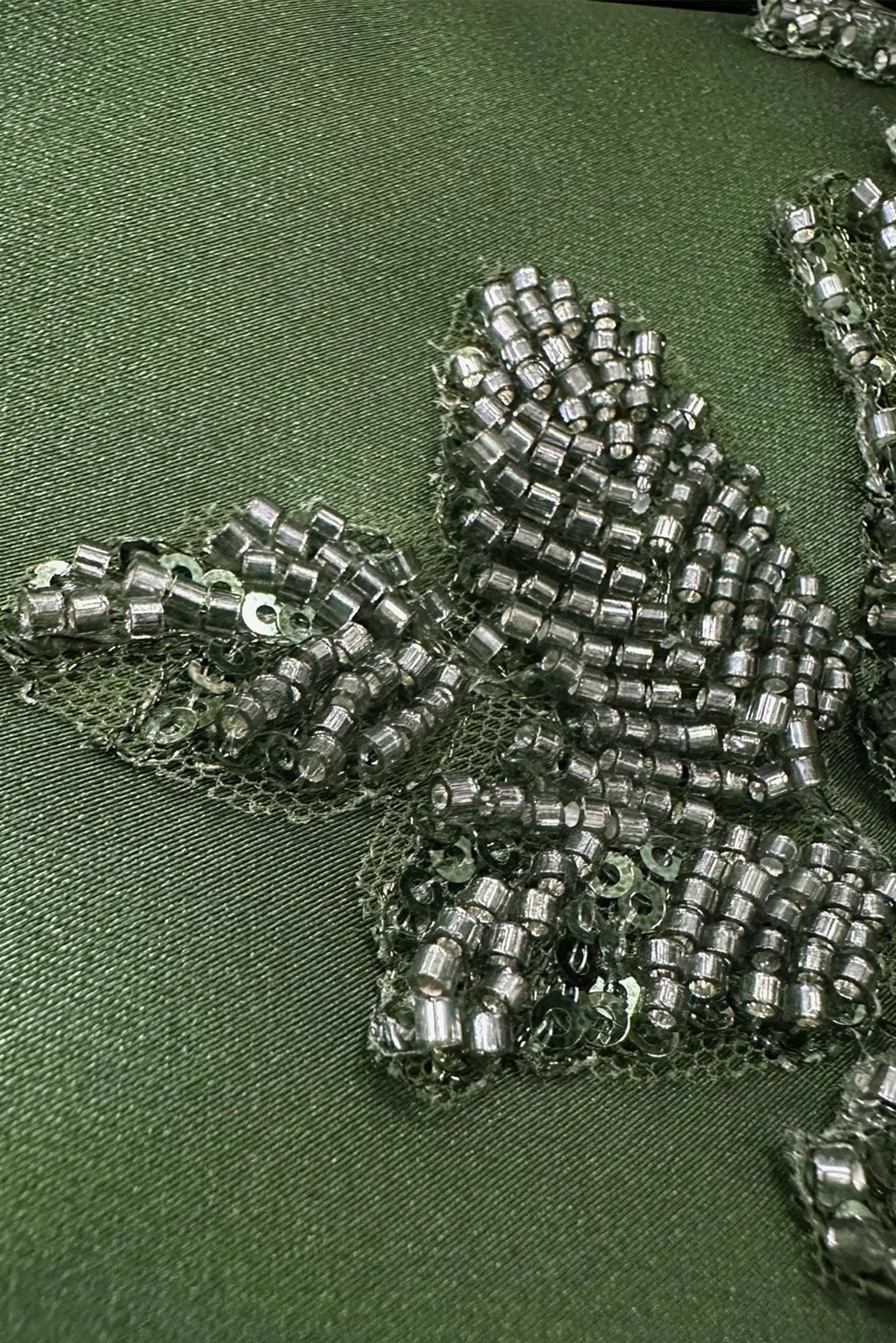 Vêtements hijab KAKI ROBE DE SOIRÉE EN SATIN PERLÉ AVEC DÉTAIL DRAPÉ 50351