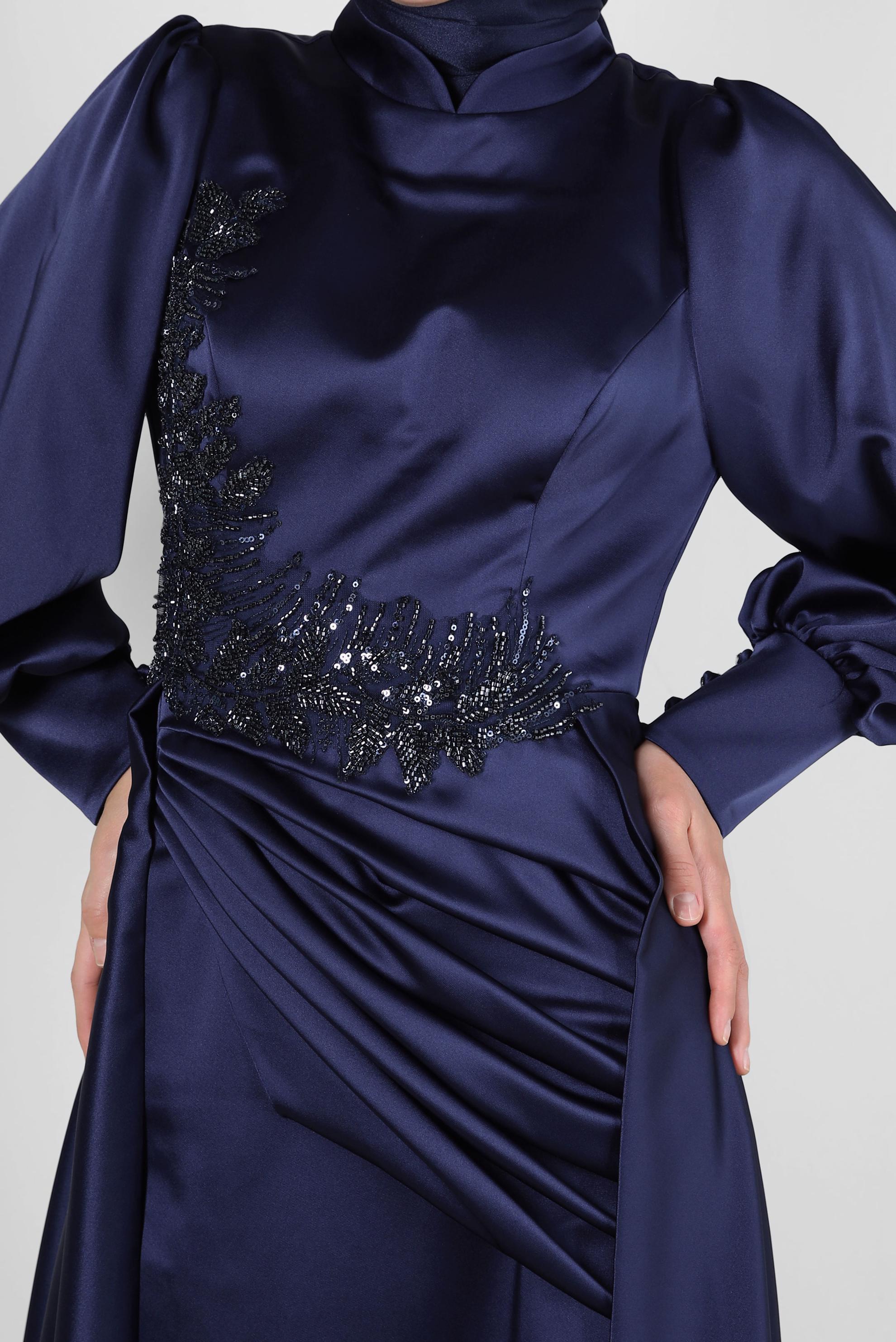 Tesettür giyim LACİVERT BONCUK İŞLEMELİ DRAPE DETAYLI SATEN ABİYE ELBİSE 50351