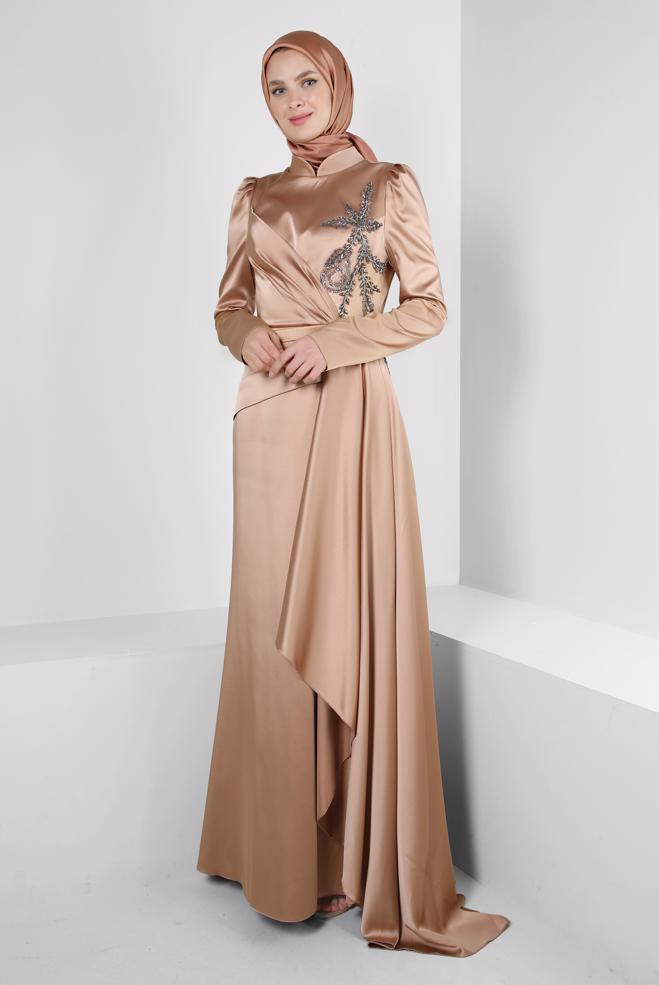 Vêtements hijab BRUN ROBE DE SOIRÉE EN SATIN À VOLANTS ET BRODERIE DE GEMMES 50359 - ALVİNA