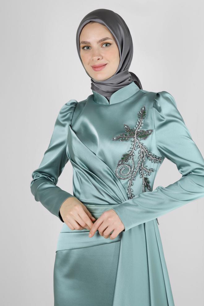 Vêtements hijab VERT ROBE DE SOIRÉE EN SATIN À VOLANTS ET BRODERIE DE GEMMES 50359 - ALVİNA