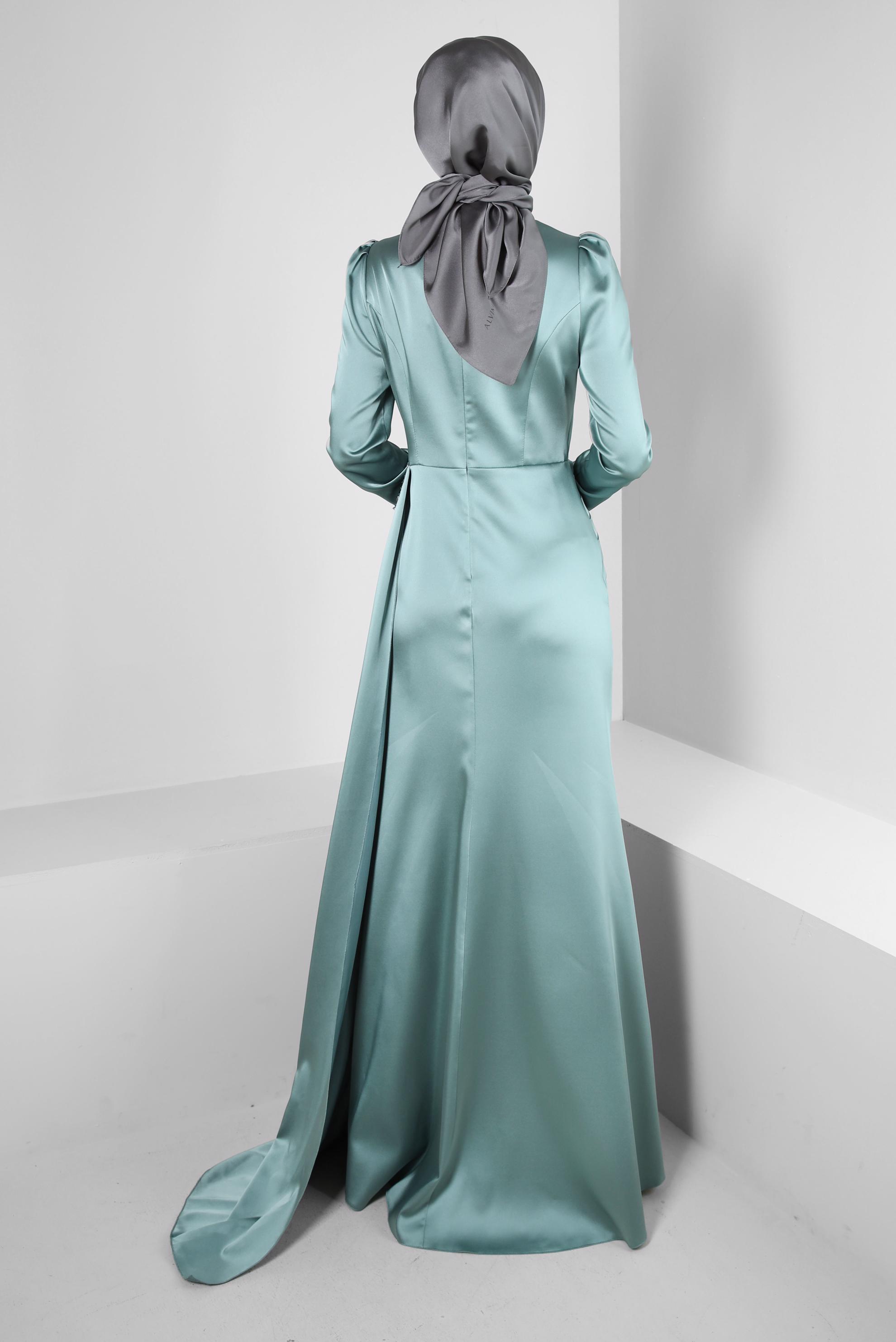 Vêtements hijab VERT ROBE DE SOIRÉE EN SATIN À VOLANTS ET BRODERIE DE GEMMES 50359