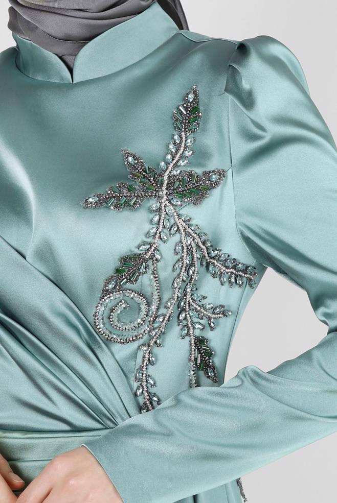Vêtements hijab VERT ROBE DE SOIRÉE EN SATIN À VOLANTS ET BRODERIE DE GEMMES 50359 - ALVİNA