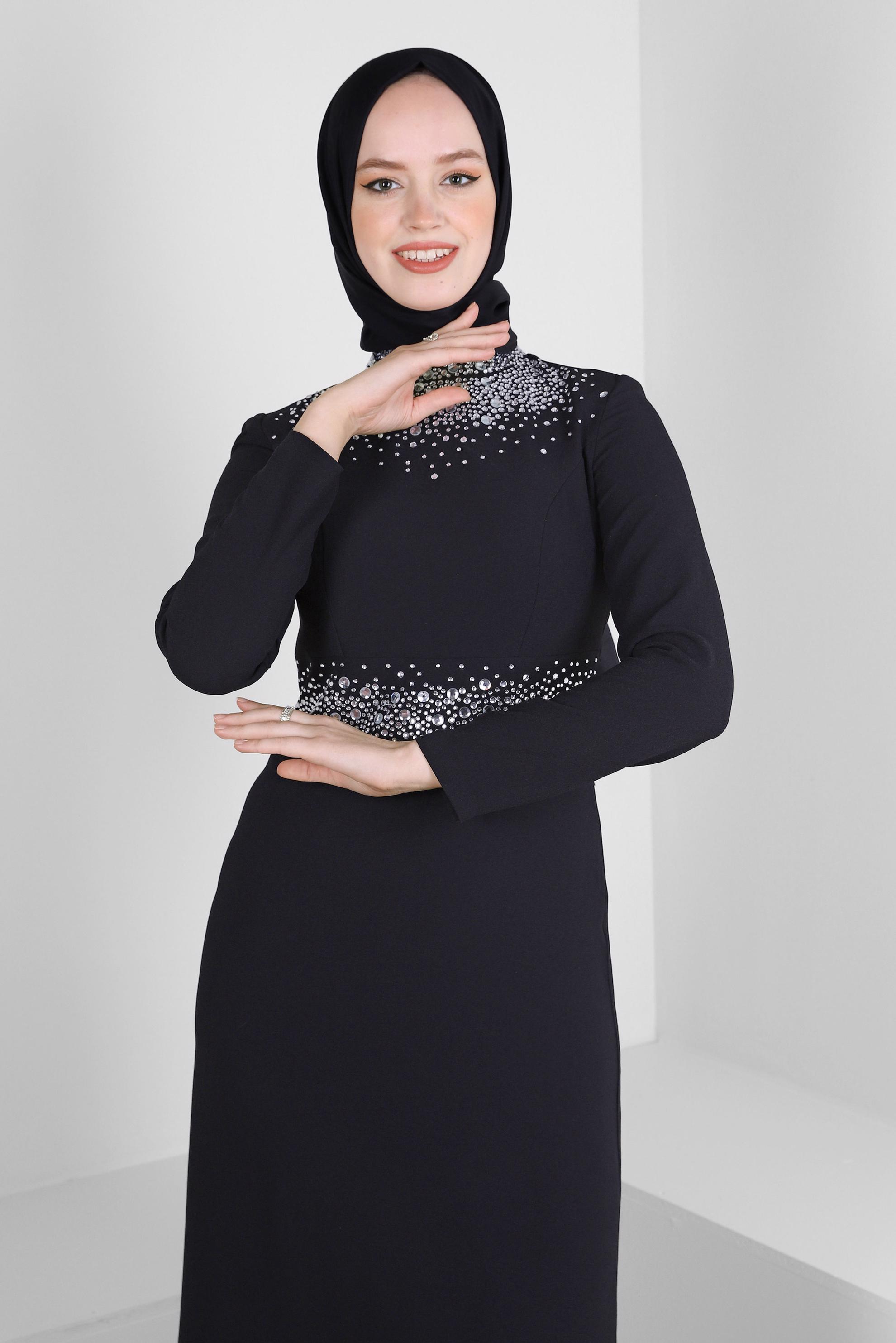 Tesettür giyim SİYAH YAKASI VE BELİ TAŞLI ABİYE ELBİSE 50377