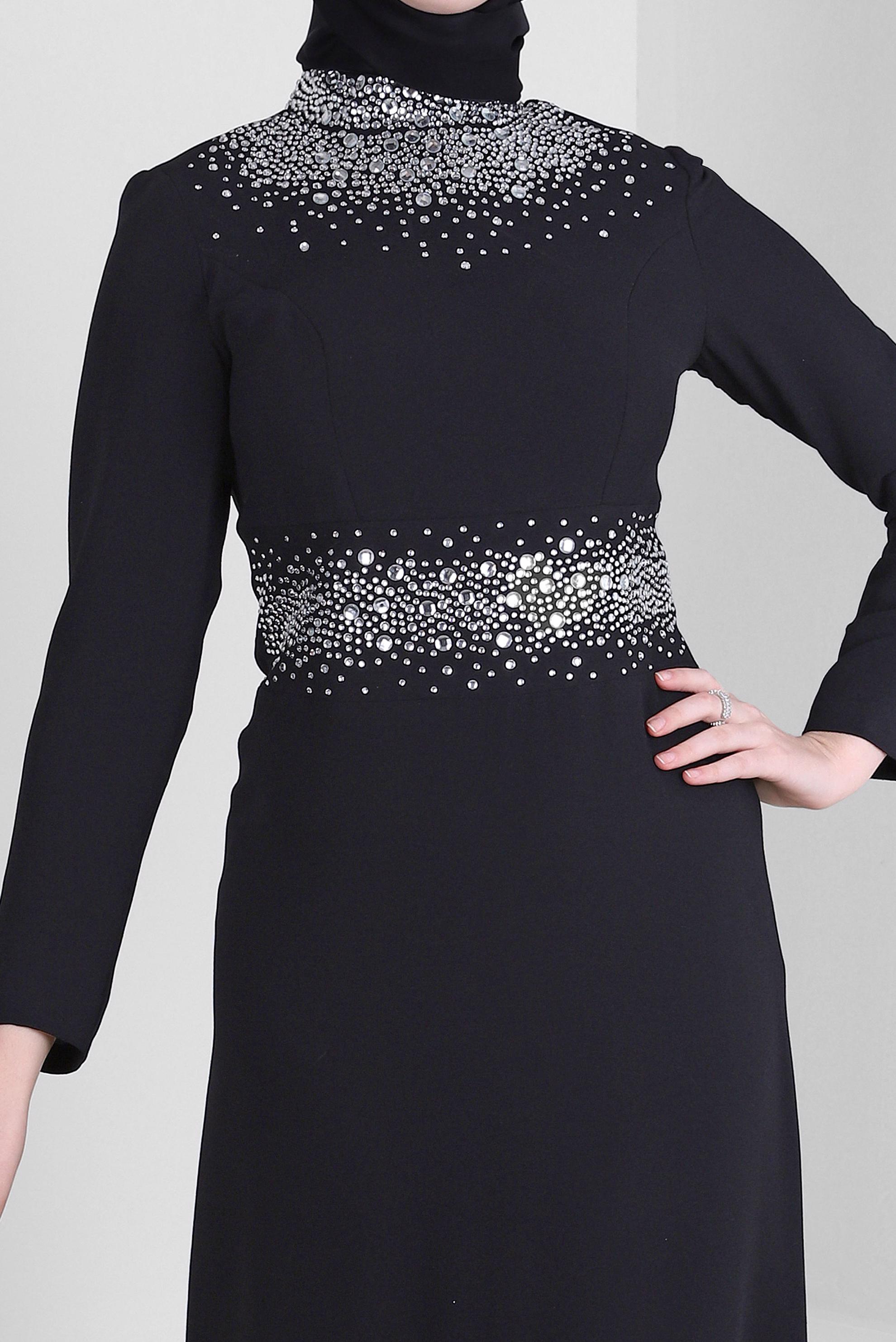 Tesettür giyim SİYAH YAKASI VE BELİ TAŞLI ABİYE ELBİSE 50377