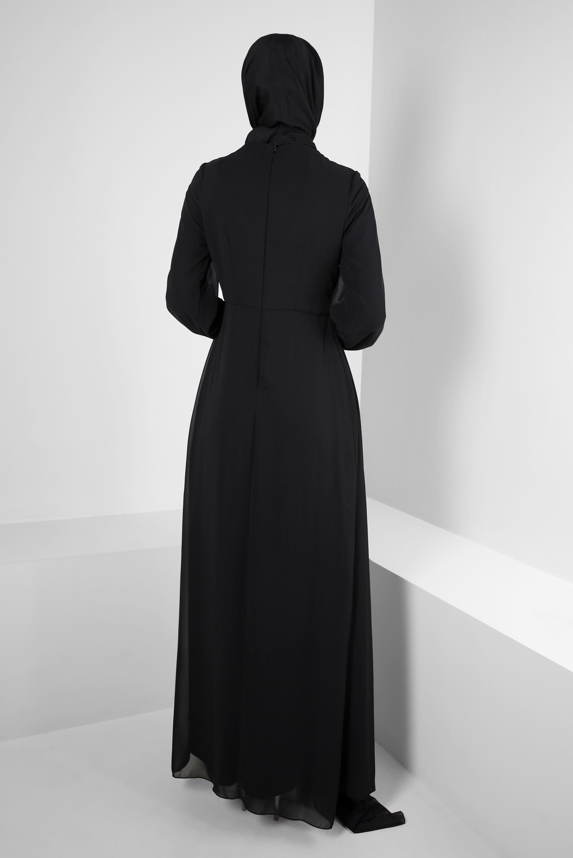 Vêtements hijab NOIR ROBE DE SOIRÉE EN MOUSSELINE PLISSÉE AVEC DÉTAIL BRODÉ 50385
