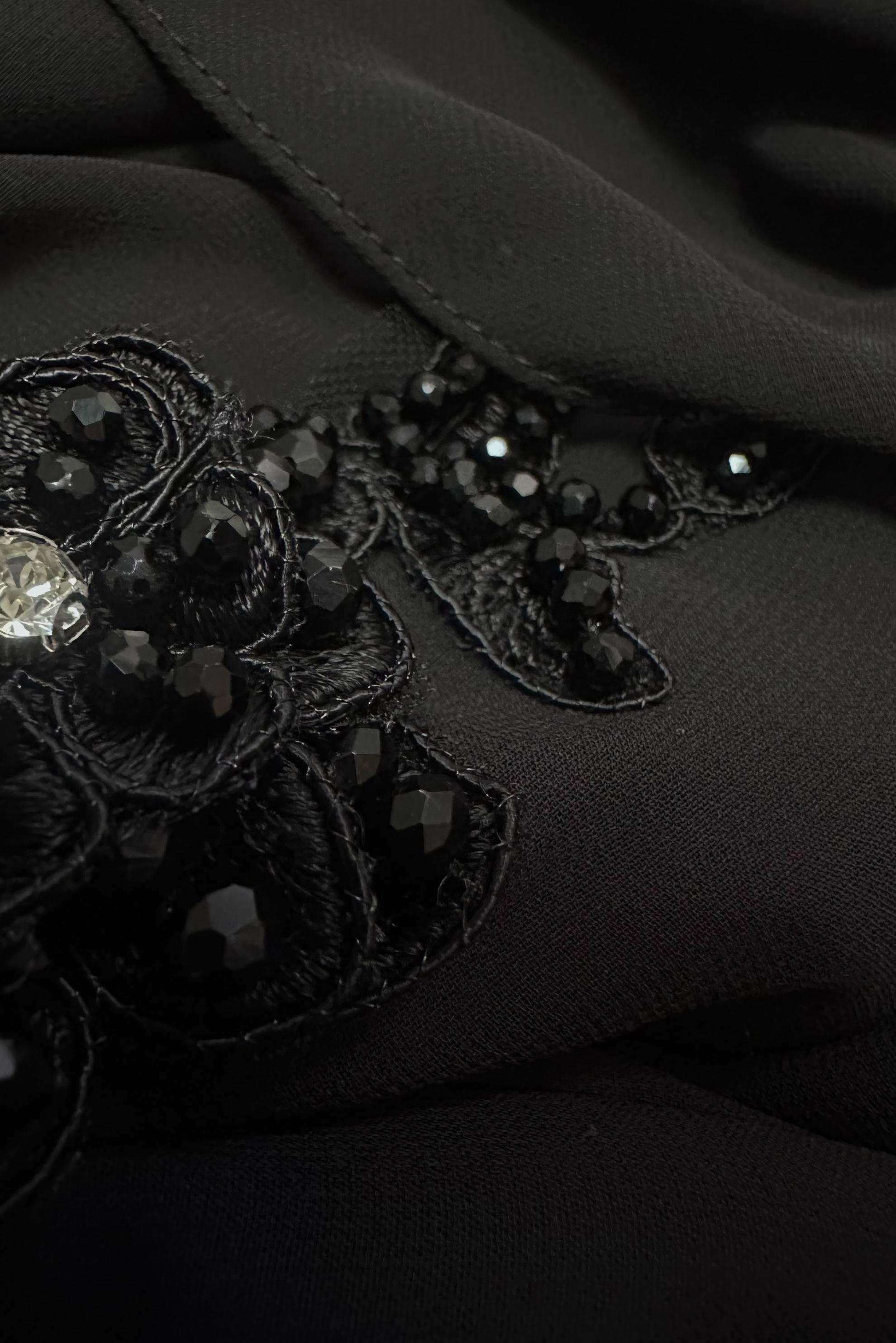 Vêtements hijab NOIR ROBE DE SOIRÉE EN MOUSSELINE PLISSÉE AVEC DÉTAIL BRODÉ 50385