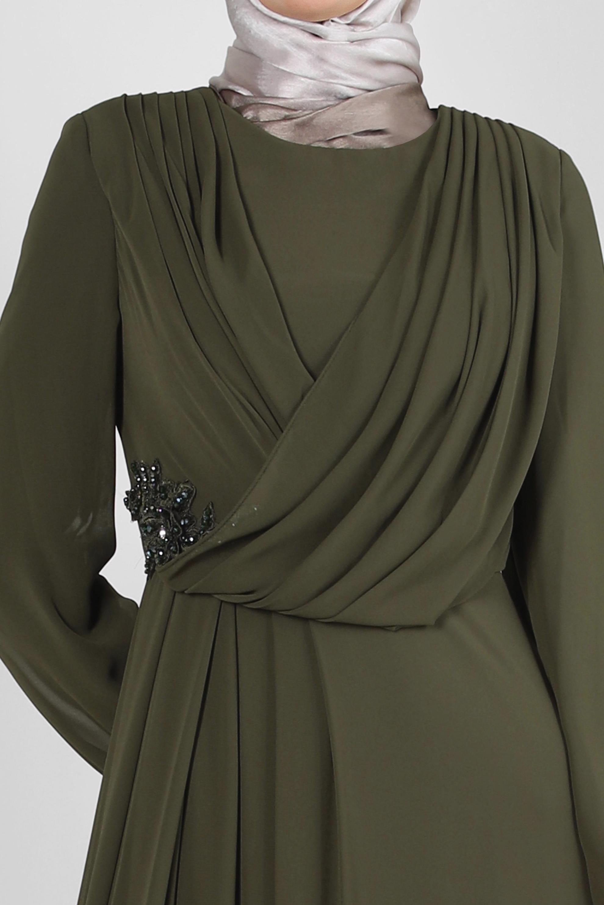 Vêtements hijab VERT ROBE DE SOIRÉE EN MOUSSELINE PLISSÉE AVEC DÉTAIL BRODÉ 50385