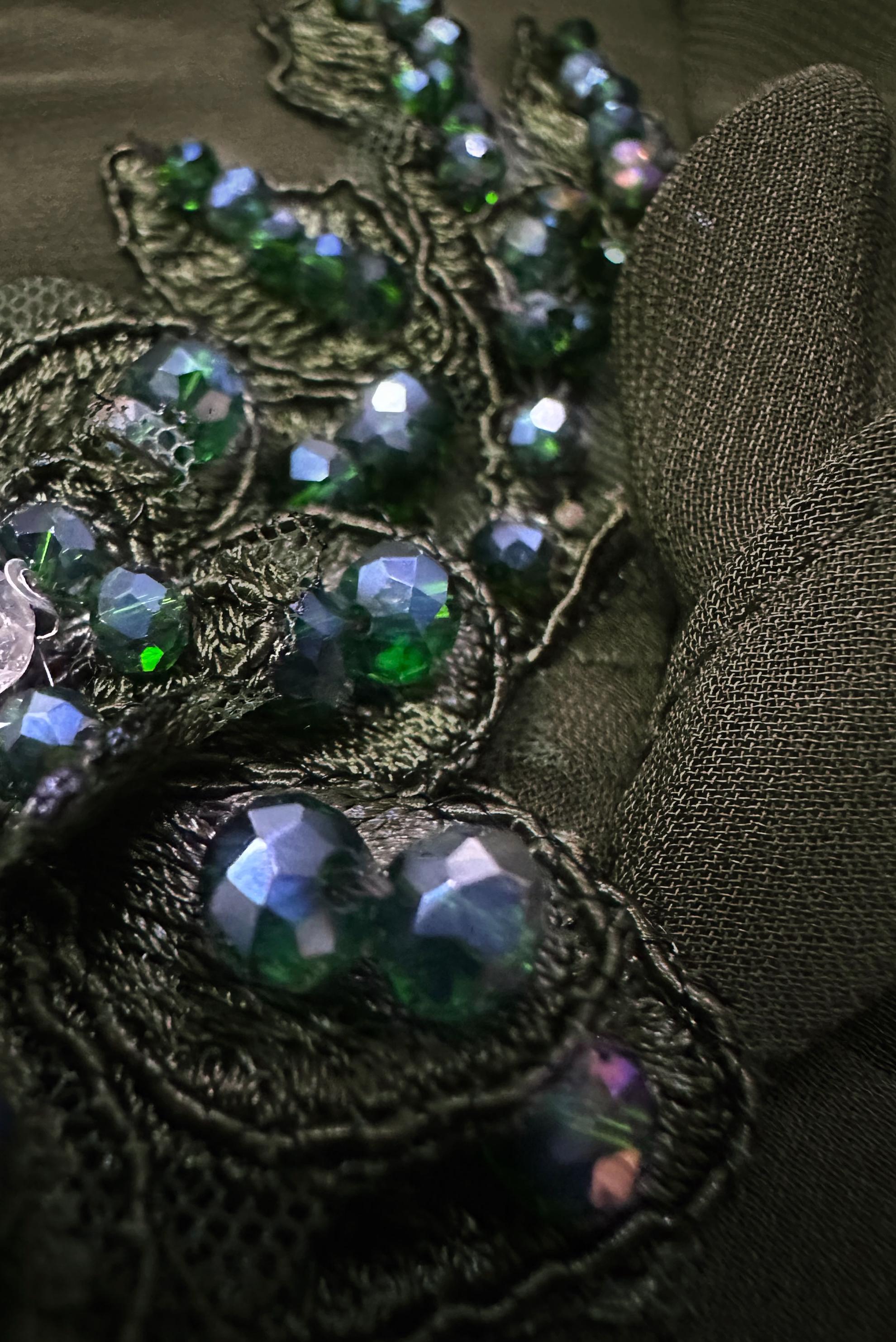 Vêtements hijab VERT ROBE DE SOIRÉE EN MOUSSELINE PLISSÉE AVEC DÉTAIL BRODÉ 50385