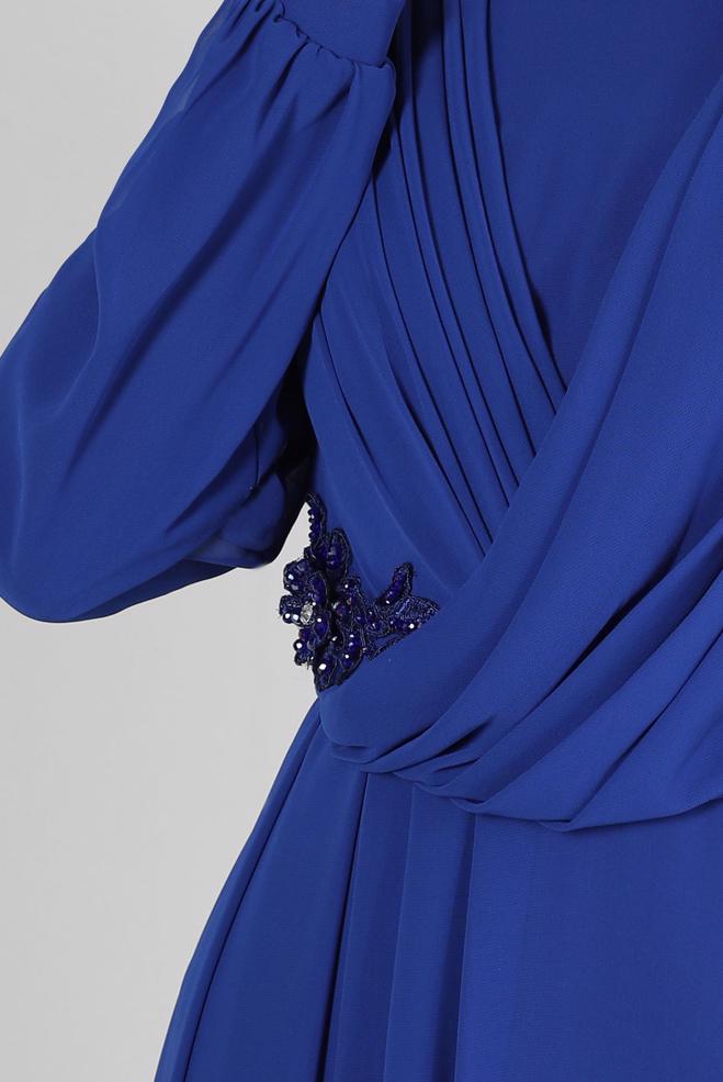 Hijab-Kleidung BLAU İŞLEME VE TAŞ DETAYLI PİLİSELİ ŞİFON ABİYE ELBİSE 50385 - ALVİNA