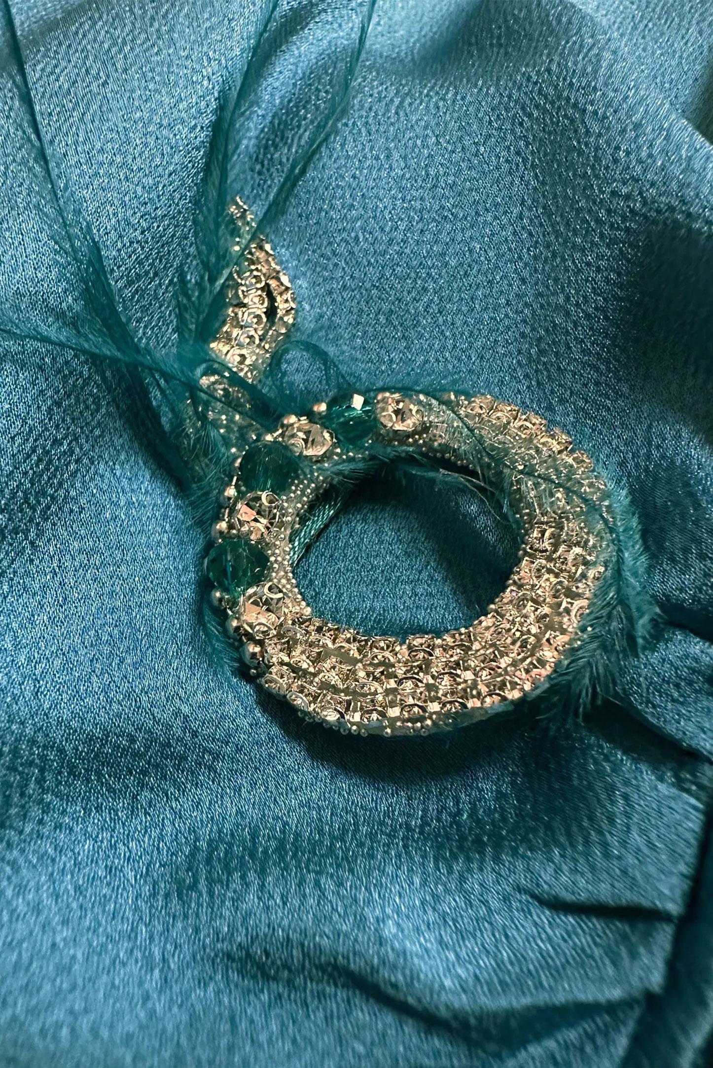 Tesettür giyim MAVİ TAŞ DETAYLI MANŞETLERİ DÜĞMELİ BLUZ 43538