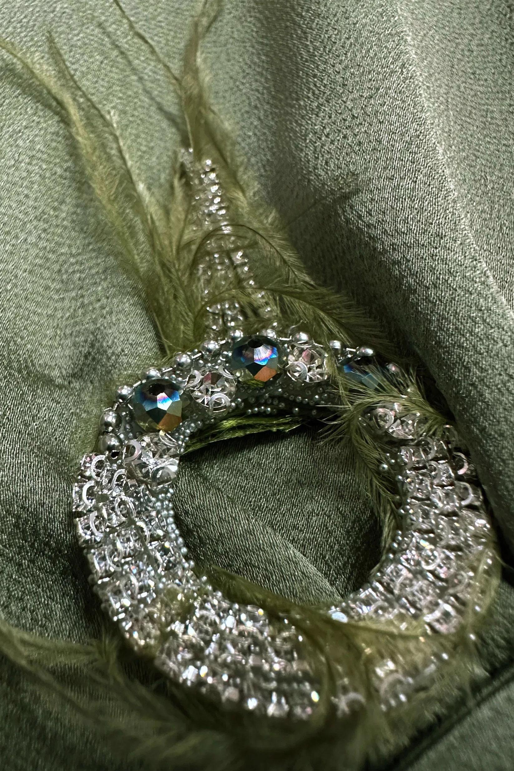 Tesettür giyim YEŞİL TAŞ DETAYLI MANŞETLERİ DÜĞMELİ BLUZ 43538