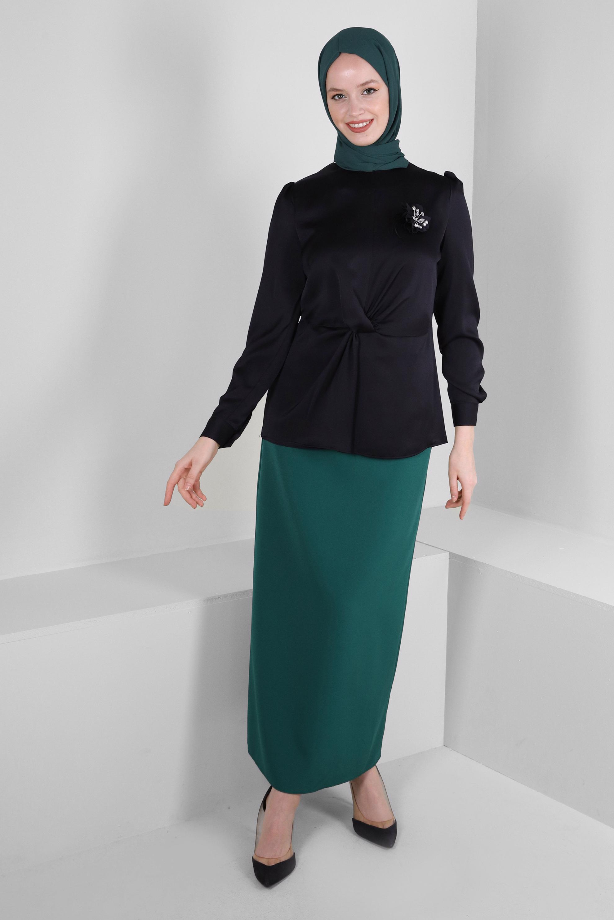 Tesettür giyim SİYAH ÇİÇEK AKSESUARLI BÜZGÜLÜ SATEN BLUZ 43572