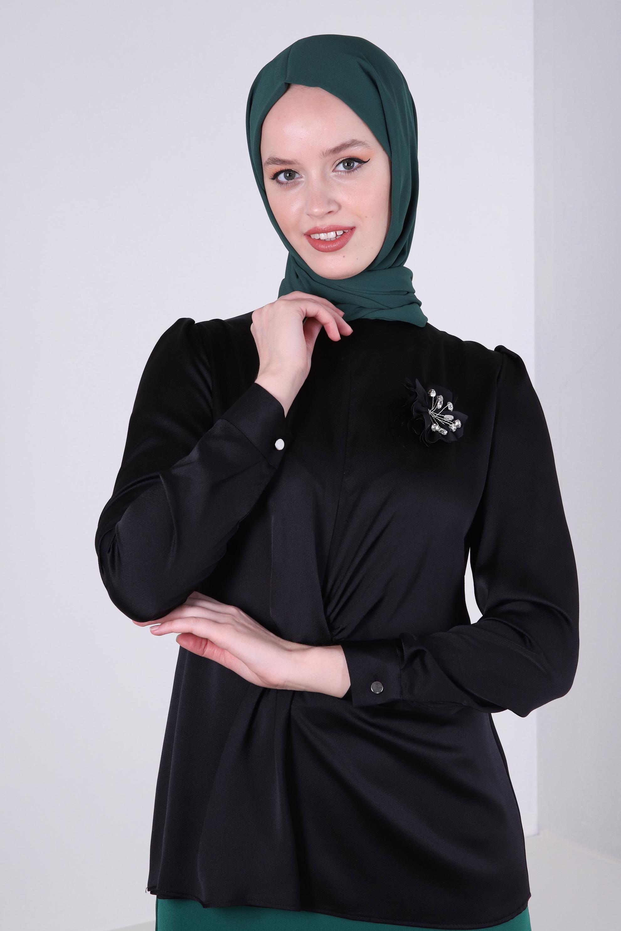 Tesettür giyim SİYAH ÇİÇEK AKSESUARLI BÜZGÜLÜ SATEN BLUZ 43572