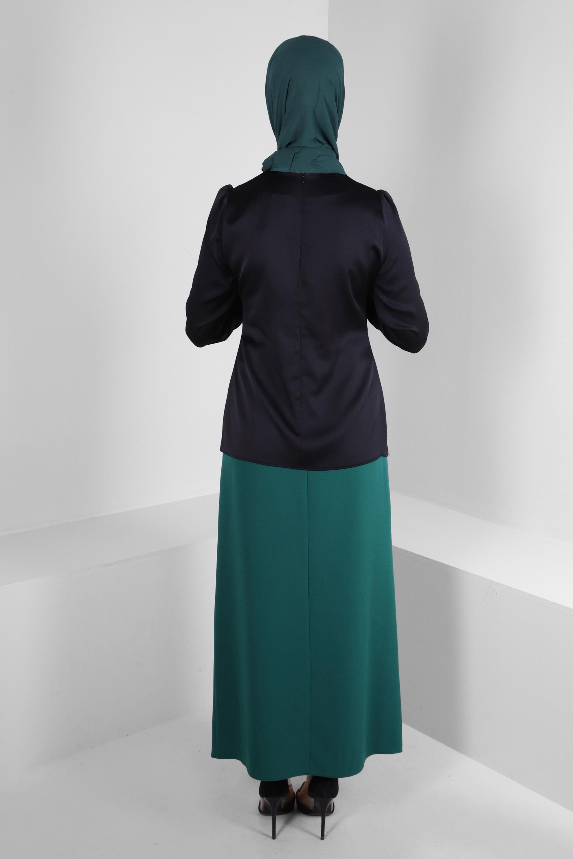 Tesettür giyim SİYAH ÇİÇEK AKSESUARLI BÜZGÜLÜ SATEN BLUZ 43572