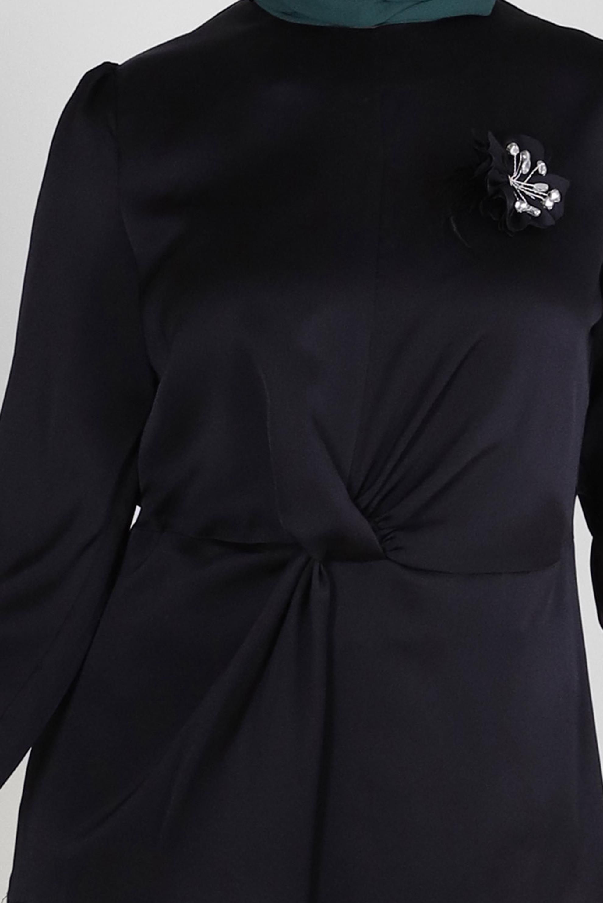 Tesettür giyim SİYAH ÇİÇEK AKSESUARLI BÜZGÜLÜ SATEN BLUZ 43572