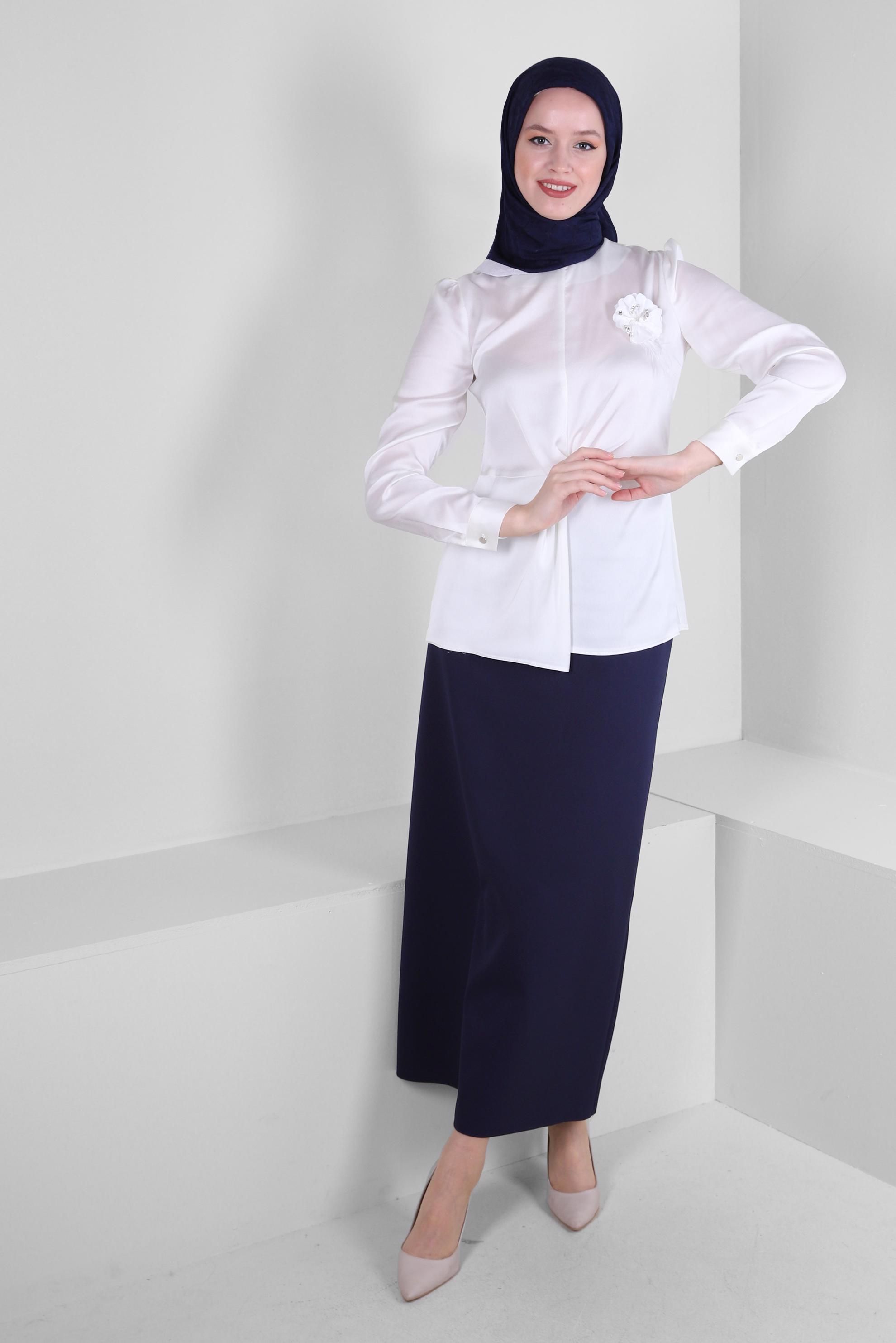 Tesettür giyim BEYAZ ÇİÇEK AKSESUARLI BÜZGÜLÜ SATEN BLUZ 43572