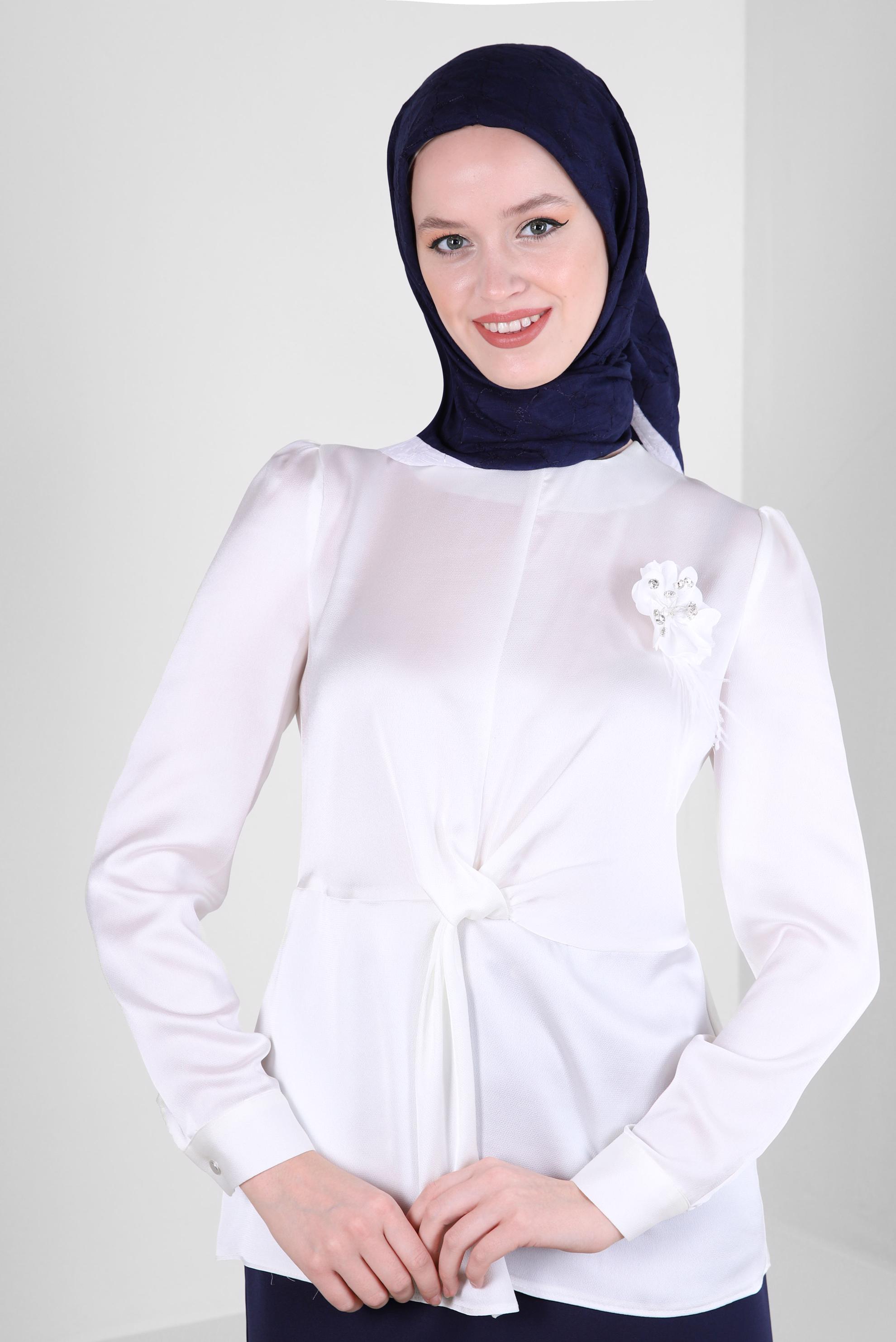 Tesettür giyim BEYAZ ÇİÇEK AKSESUARLI BÜZGÜLÜ SATEN BLUZ 43572