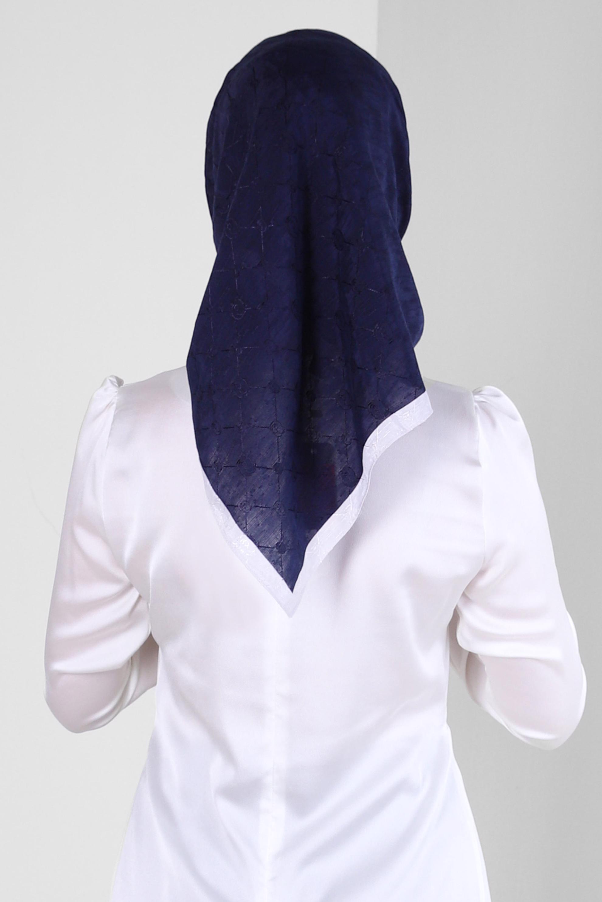 Tesettür giyim BEYAZ ÇİÇEK AKSESUARLI BÜZGÜLÜ SATEN BLUZ 43572